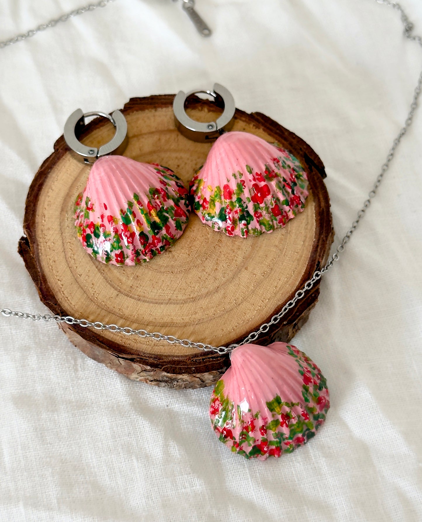 Conjunto de joyas rosas: colgante y pendientes de concha