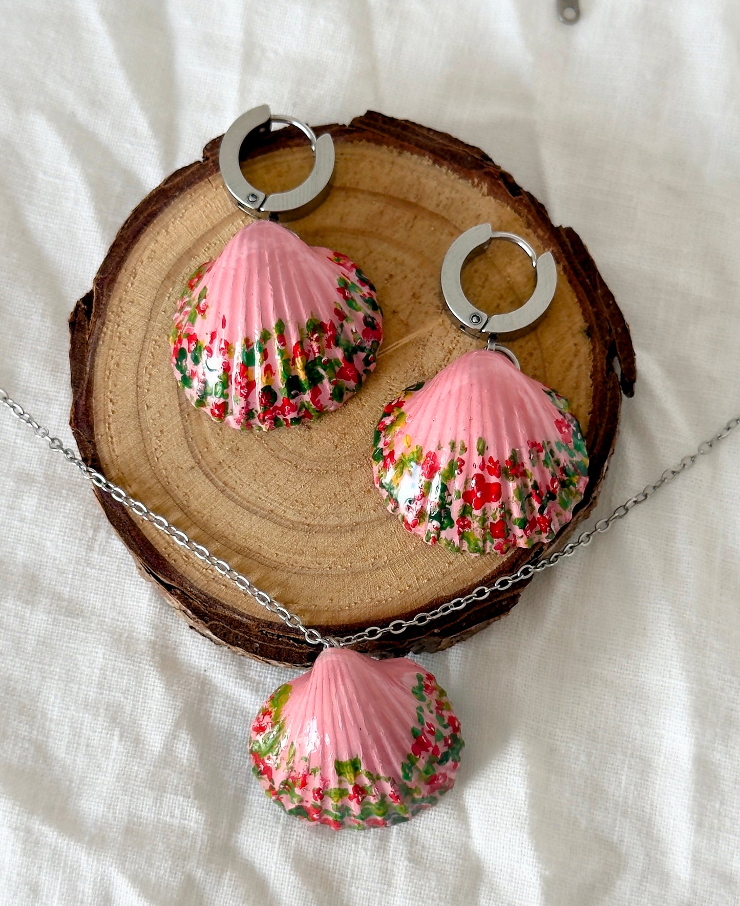 Conjunto de joyas rosas: colgante y pendientes de concha