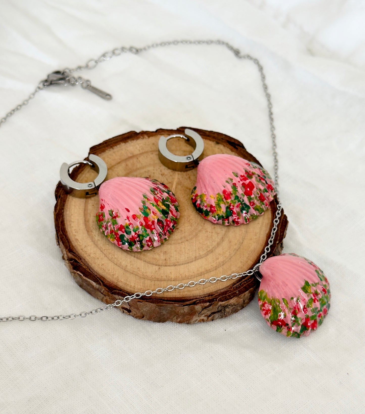 Conjunto de joyas rosas: colgante y pendientes de concha