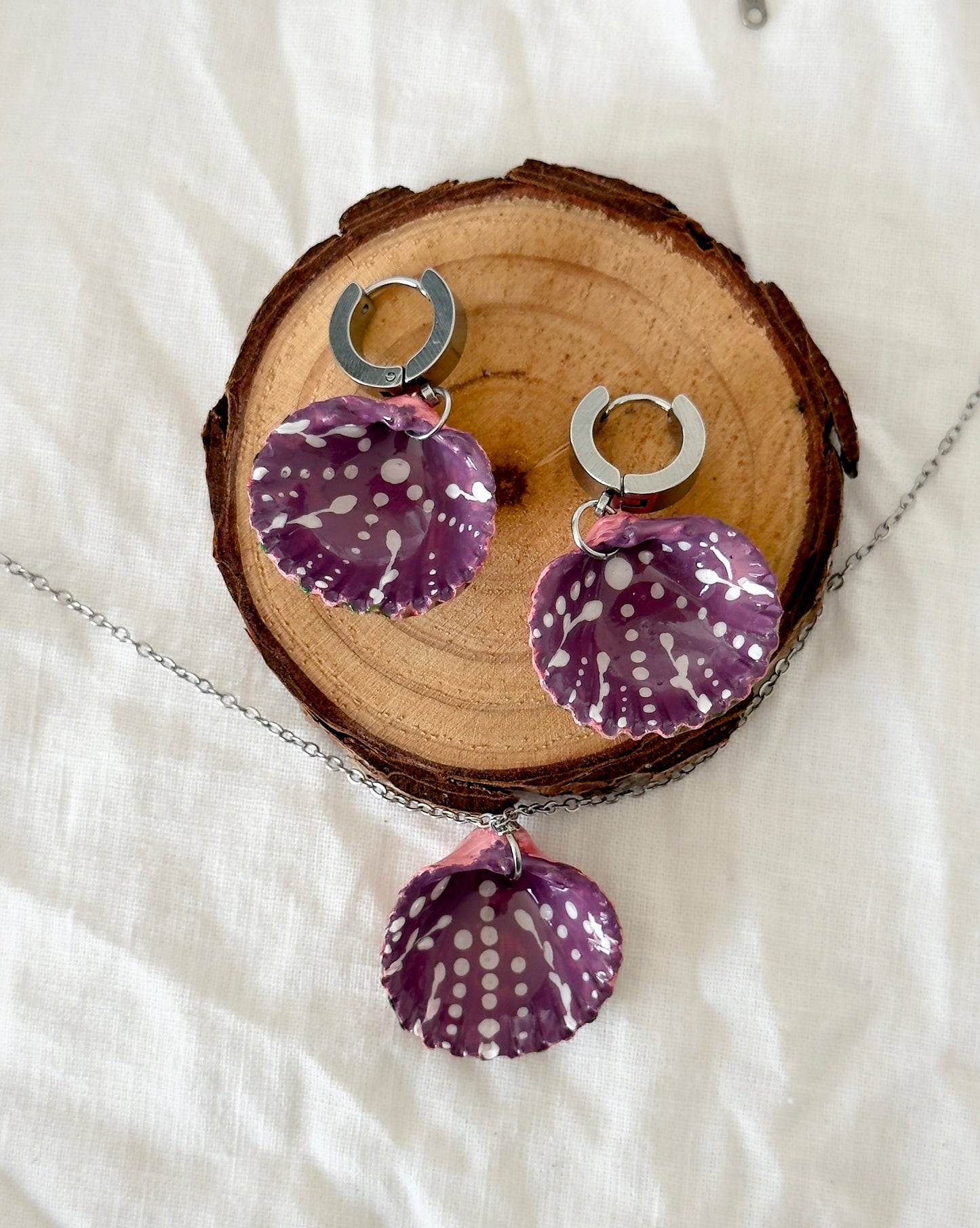 Conjunto de joyas rosas: colgante y pendientes de concha