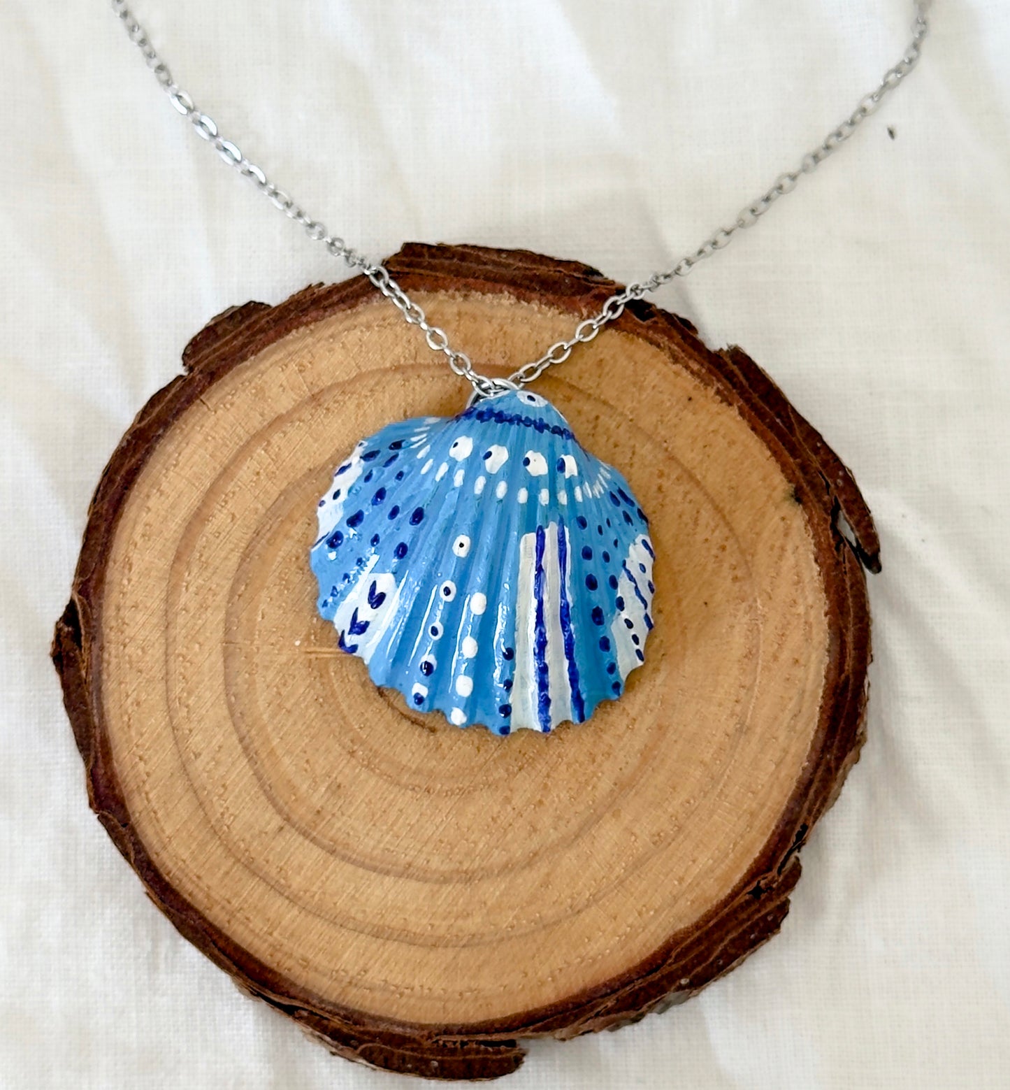 Colgante de concha con pintura