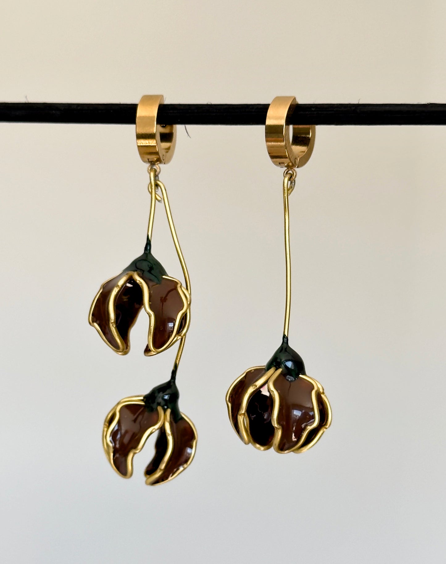 Pendientes con flores marrones