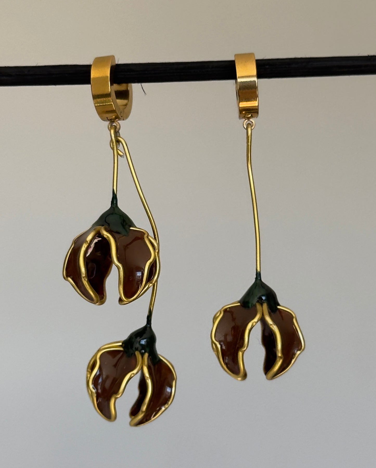 Pendientes con flores marrones