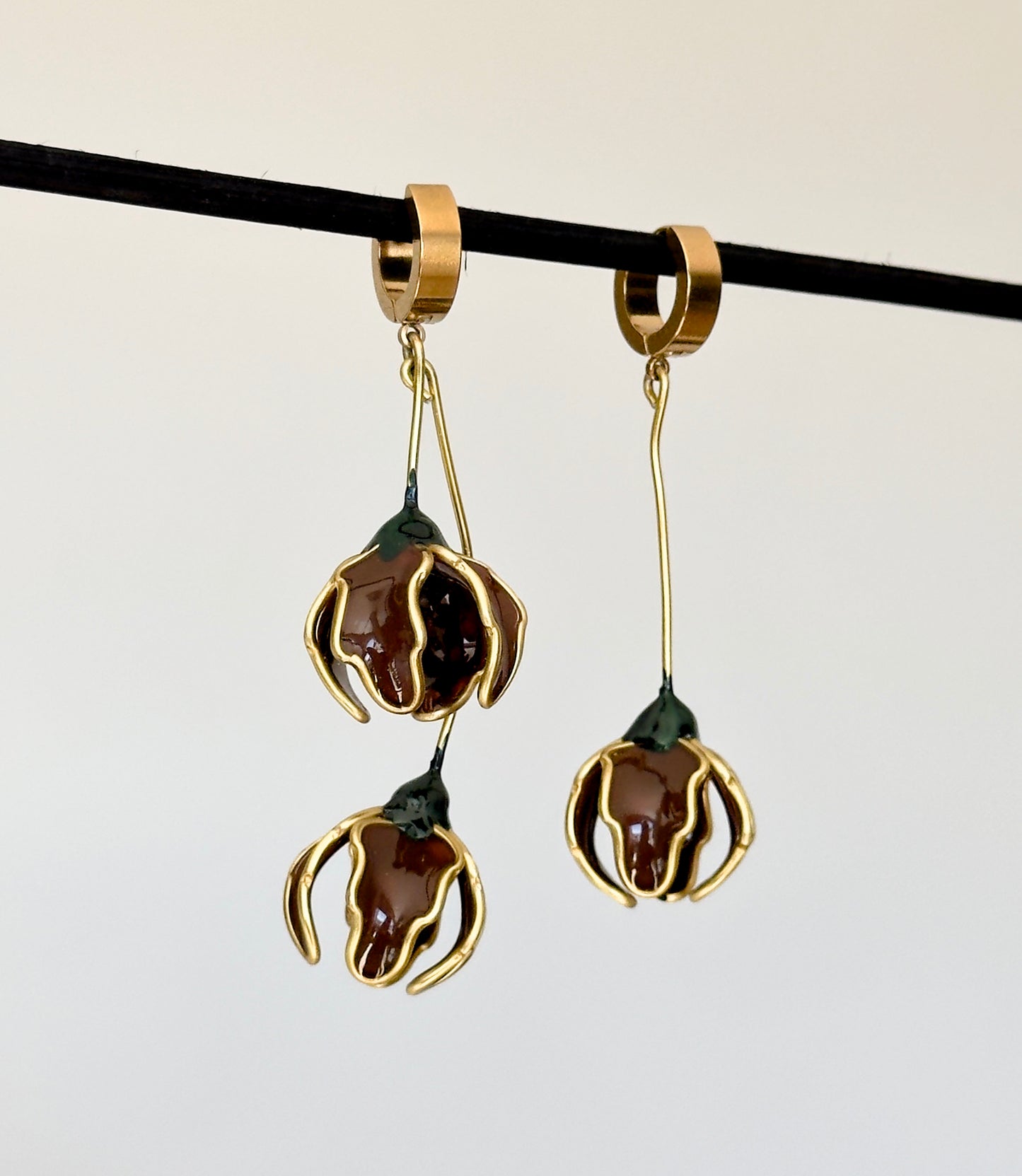 Pendientes con flores marrones