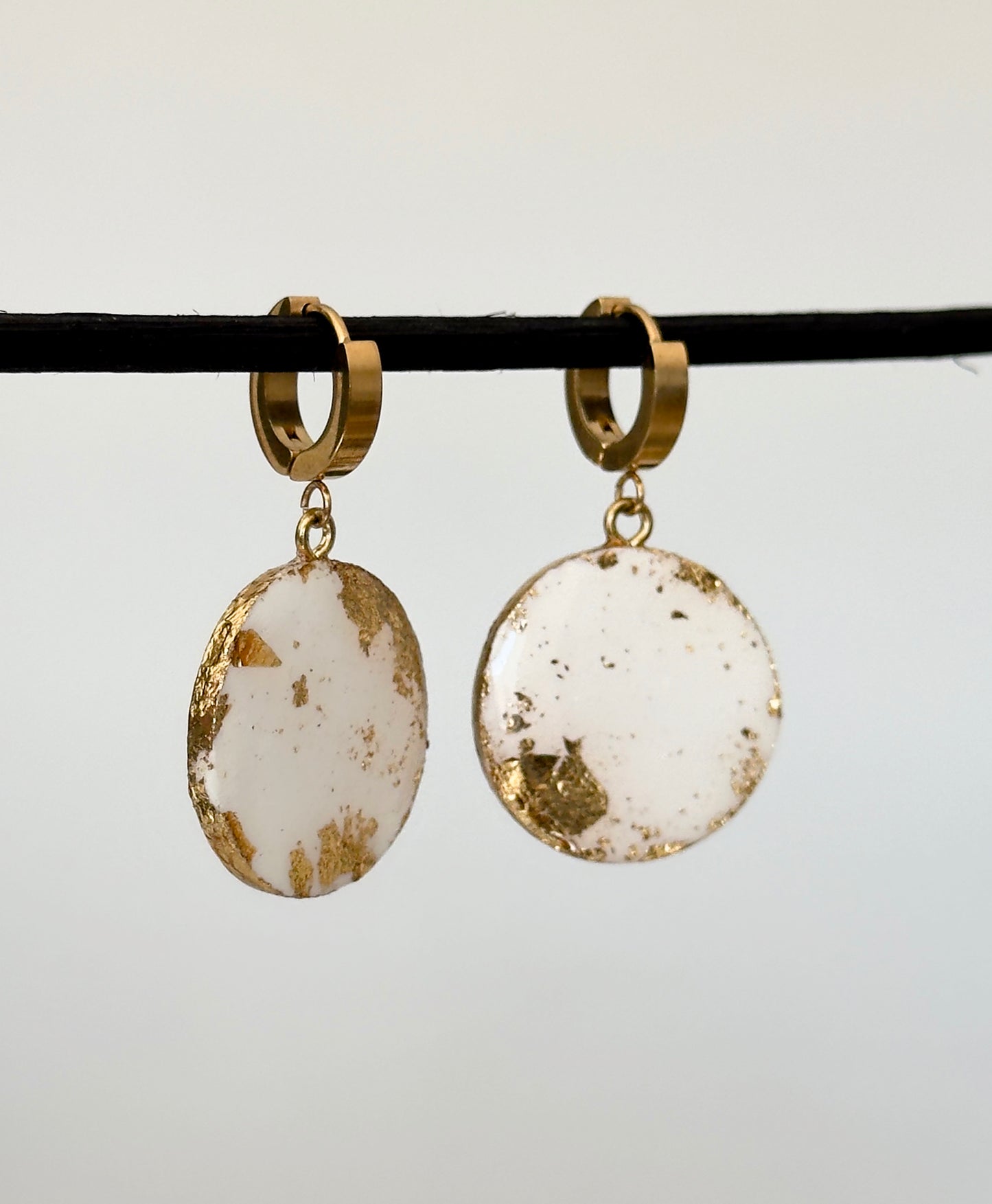 Pendientes blancos pintados