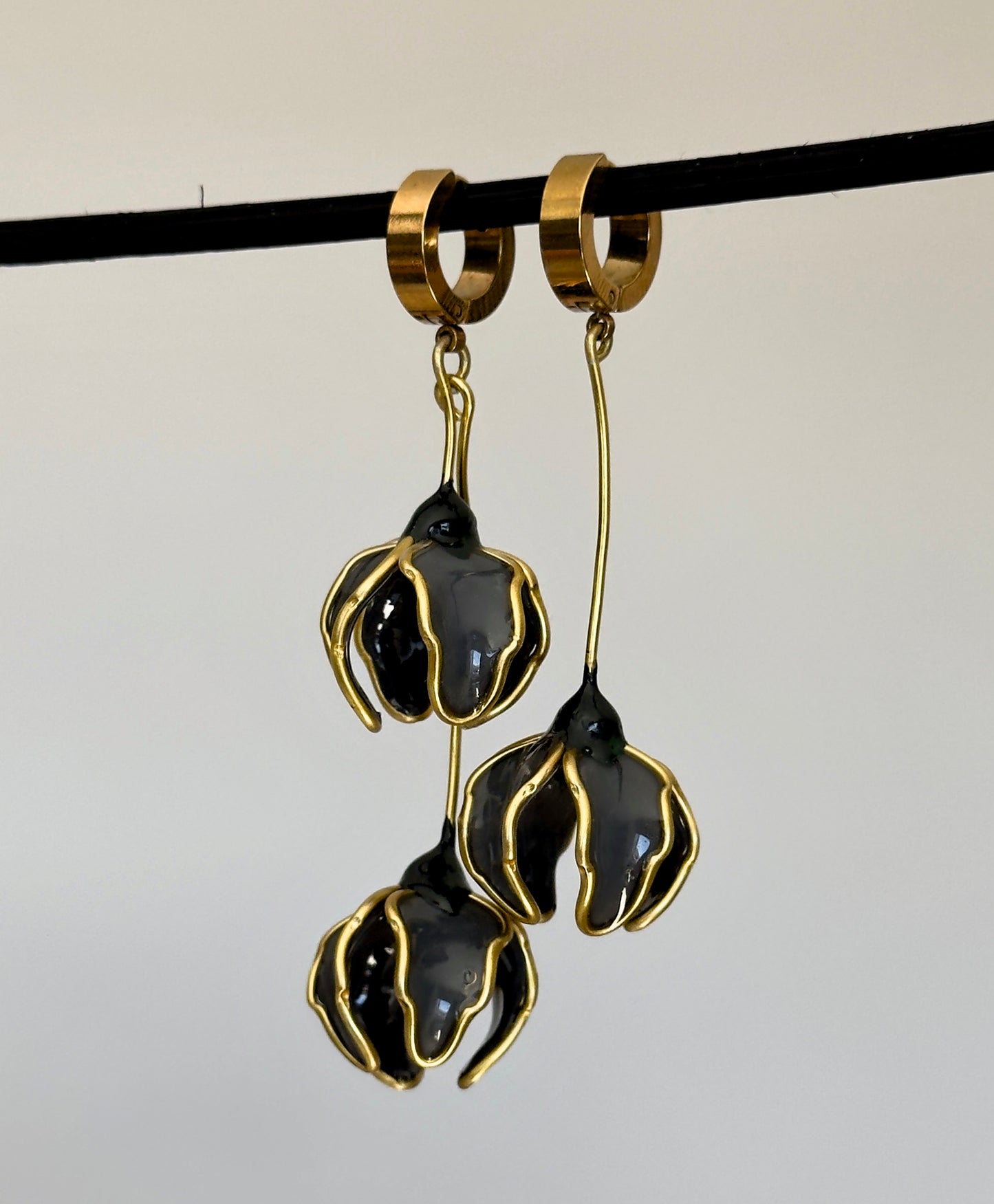 Earrings with gray flowers