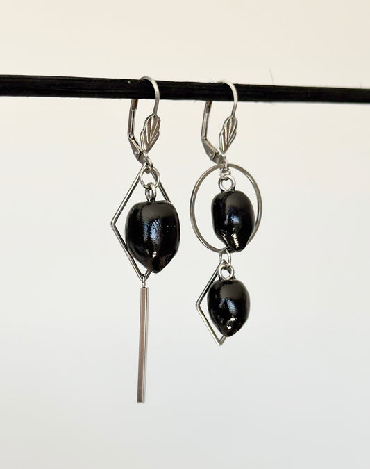 Earrings with black olives
