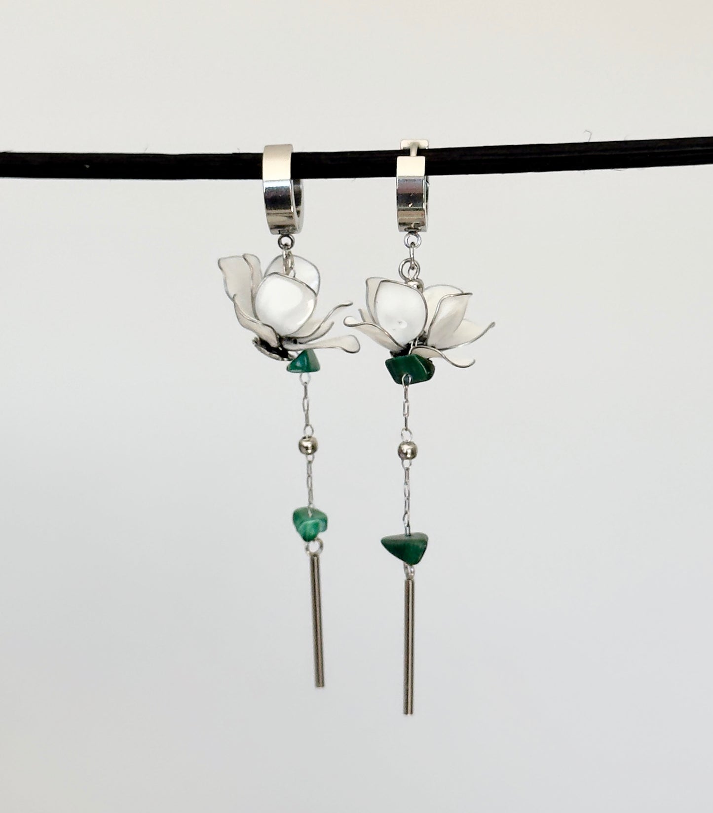 Stainless steel earrings with white flowers