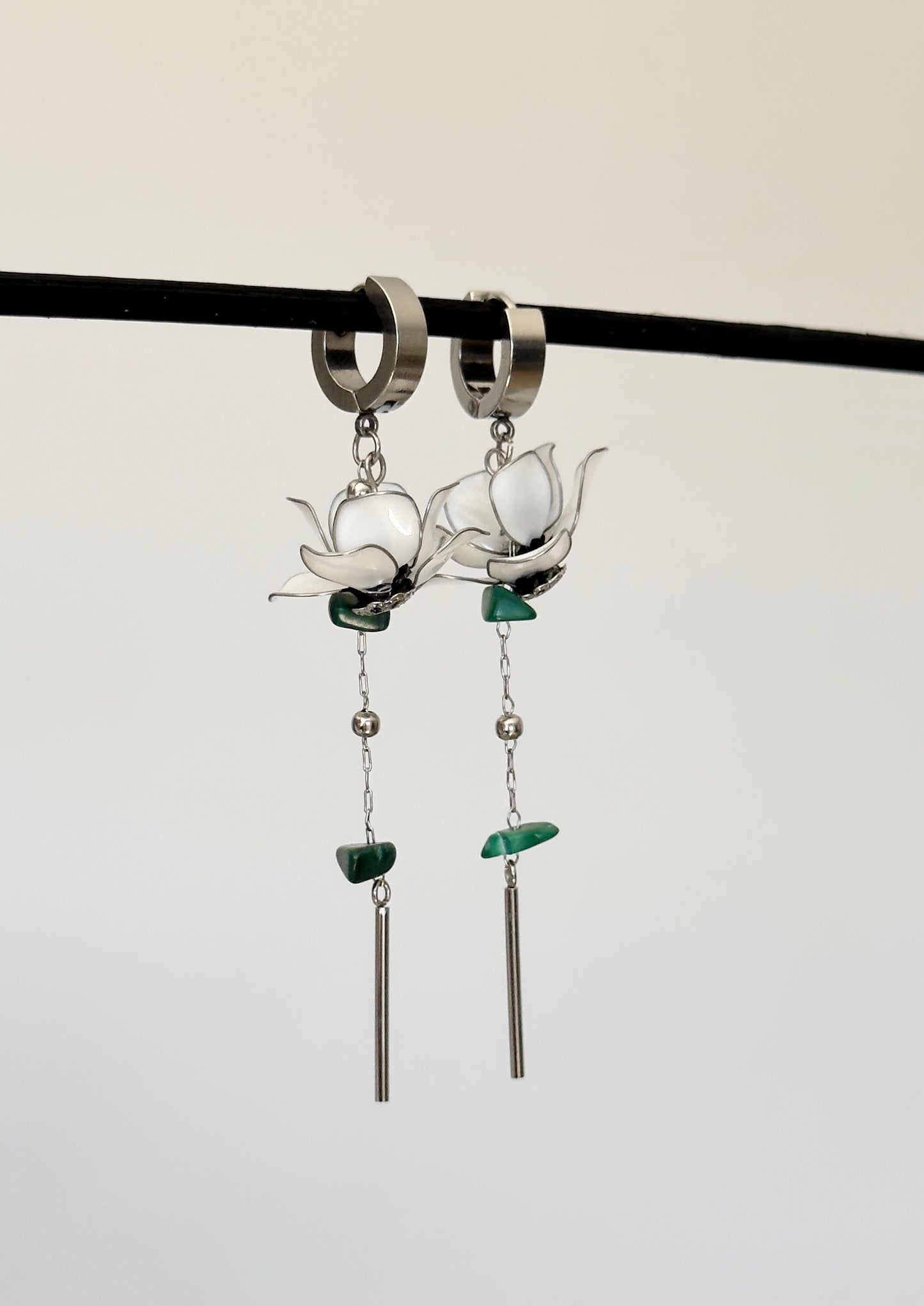 Stainless steel earrings with white flowers