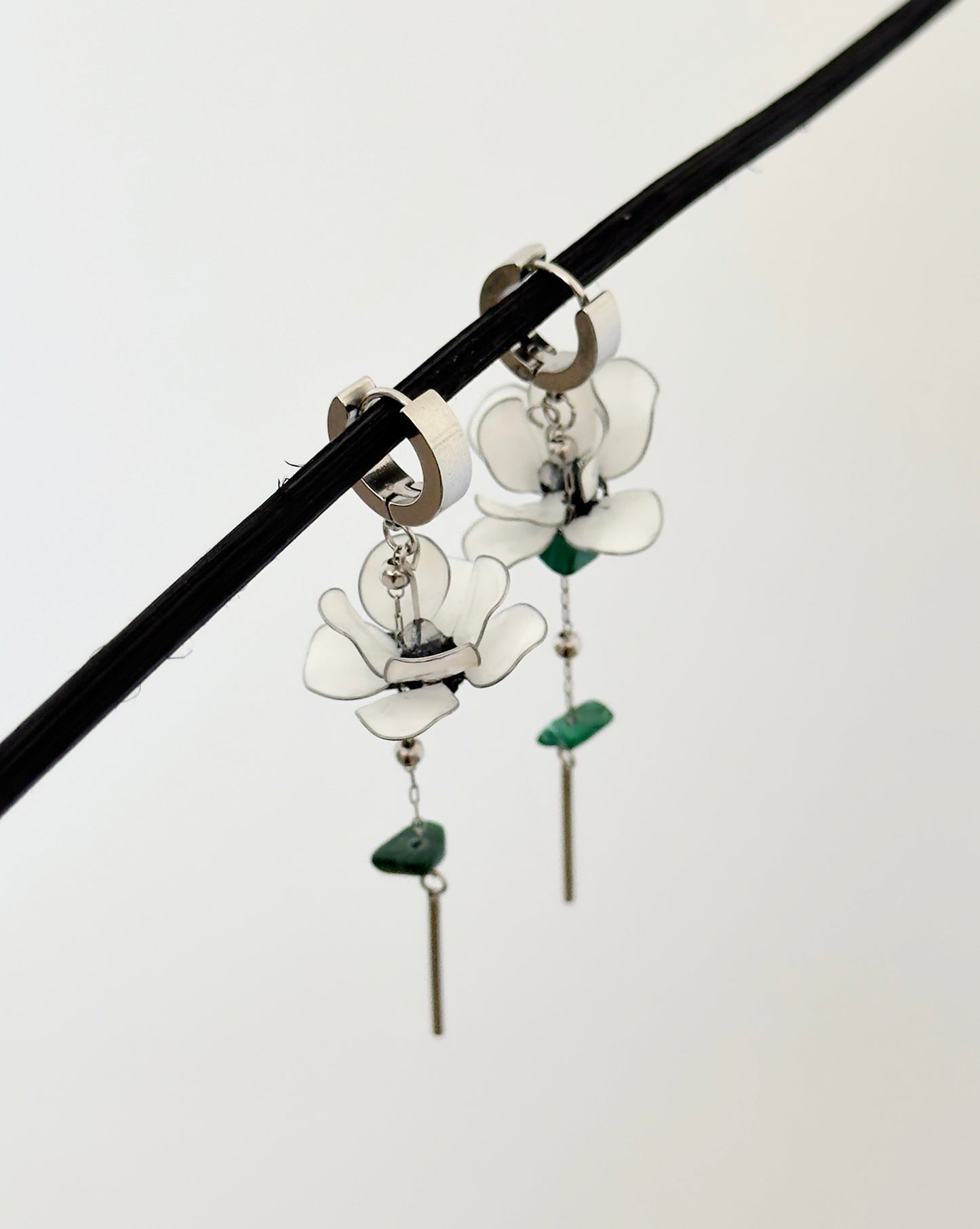 Stainless steel earrings with white flowers