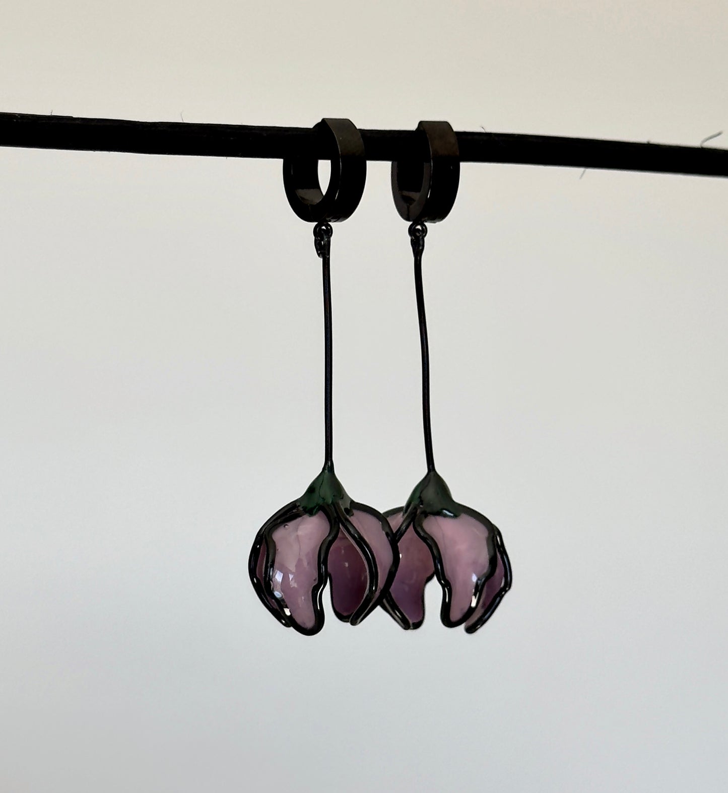 Pendientes con flores moradas