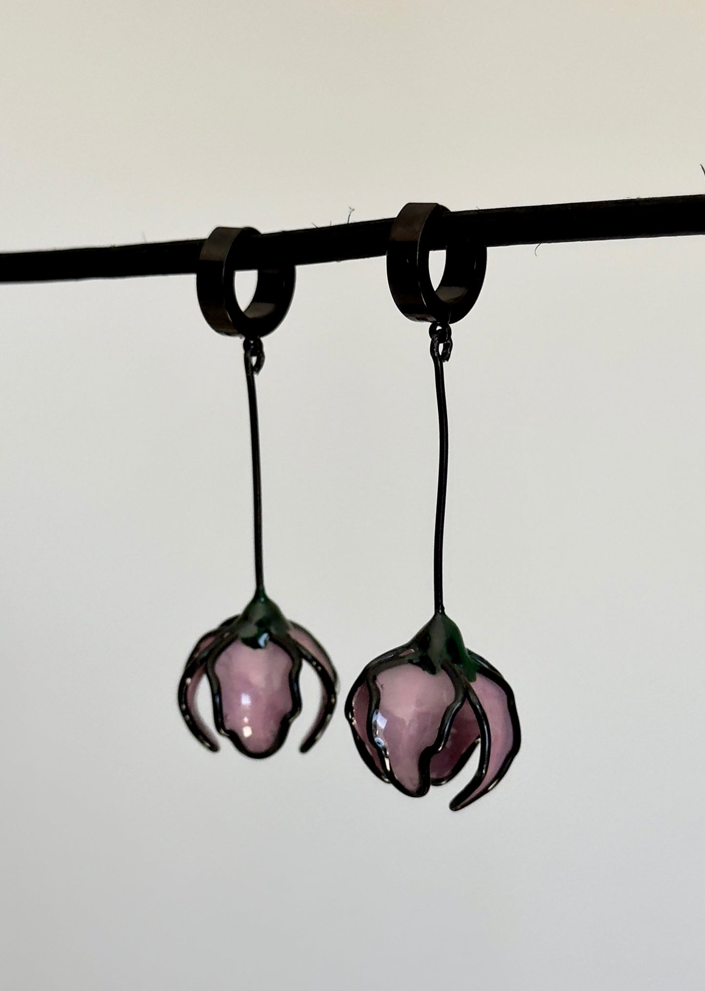 Pendientes con flores moradas