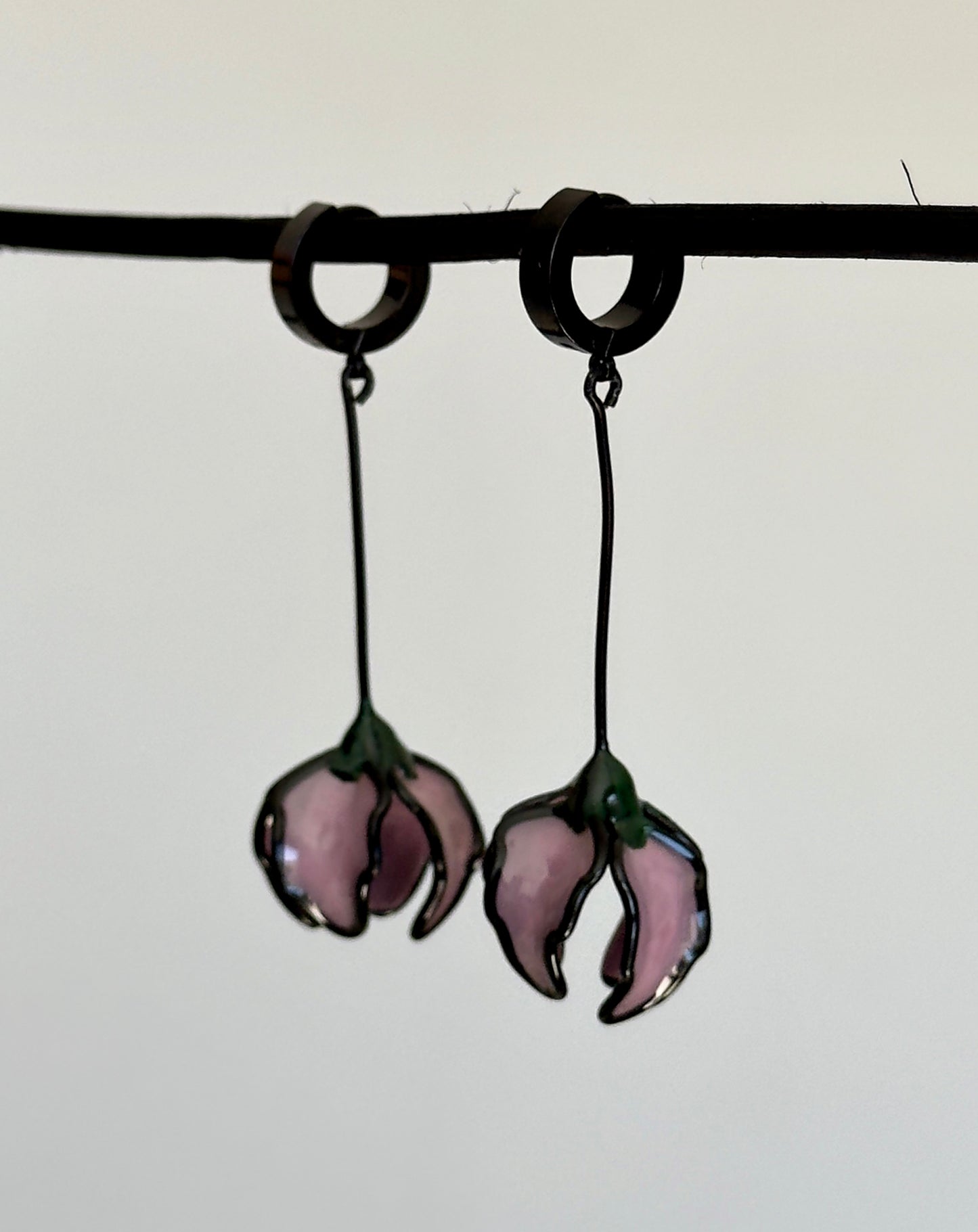 Pendientes con flores moradas