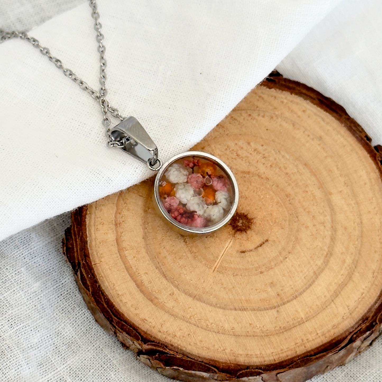 Colgante de acero inoxidable con flores