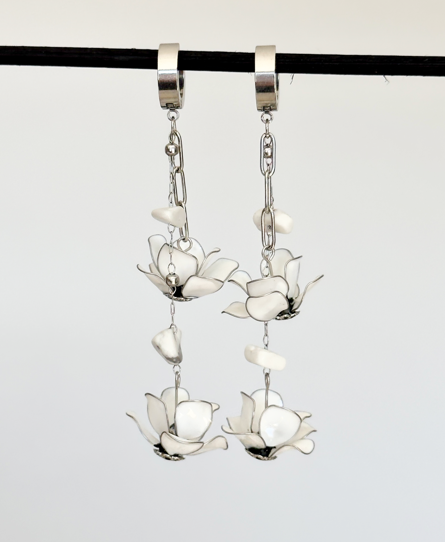 Pendientes de acero inoxidable con flores blancas