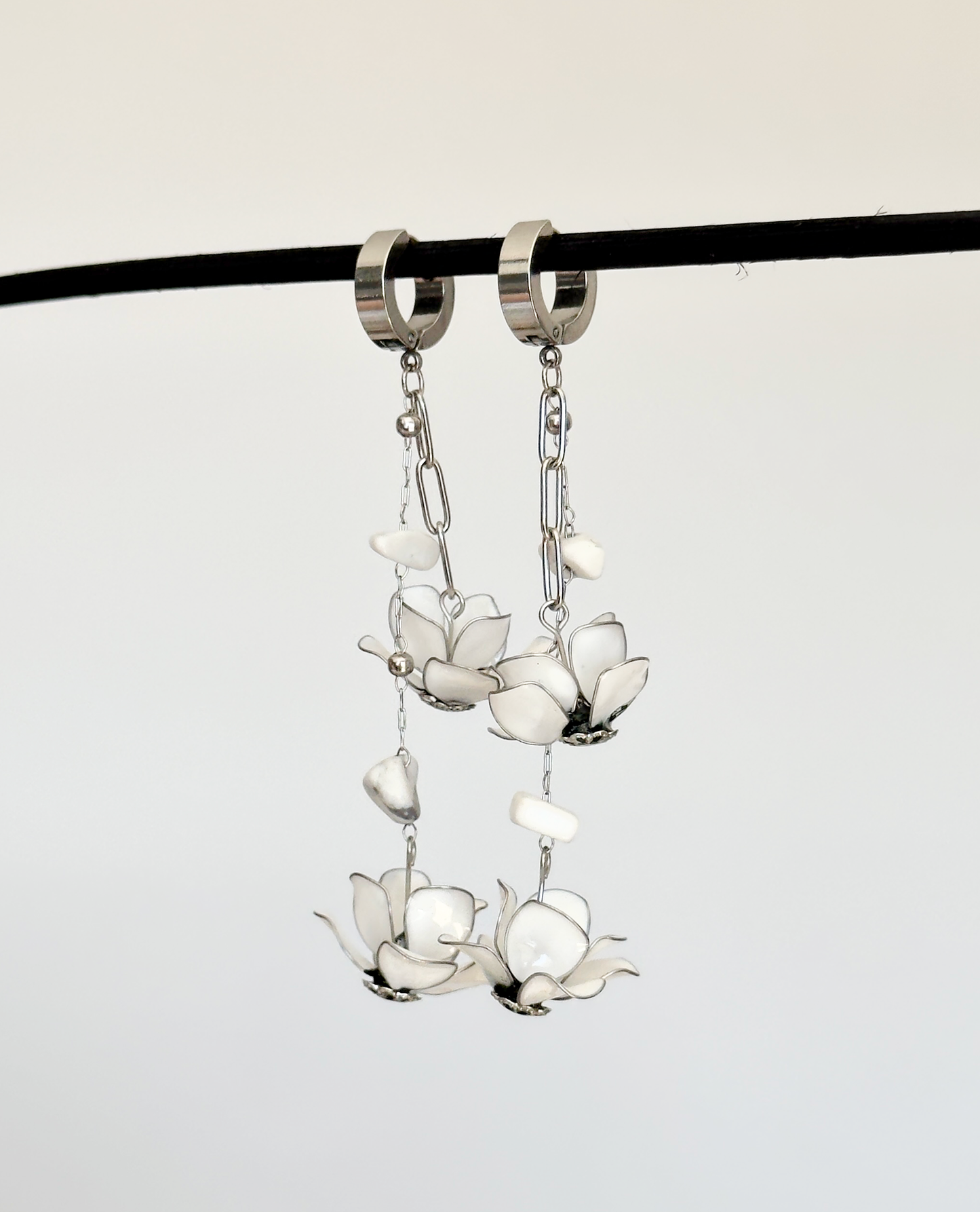 Pendientes de acero inoxidable con flores blancas