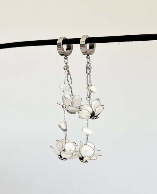 Stainless steel earrings with white flowers