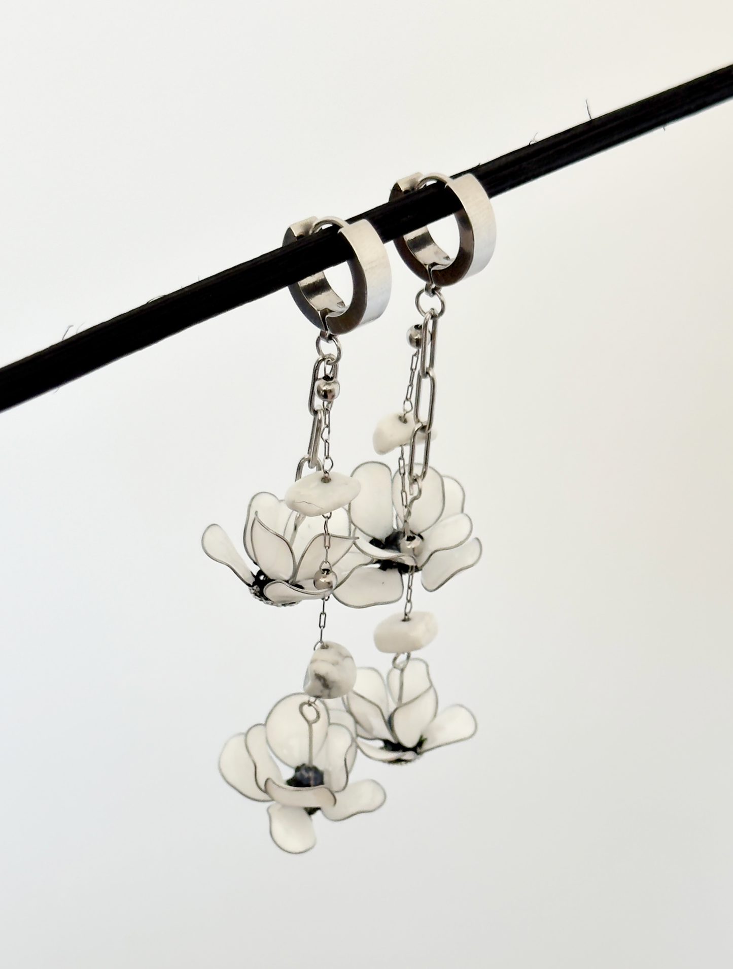 Pendientes de acero inoxidable con flores blancas