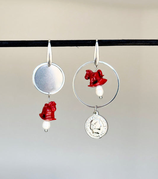 Long asymmetrical earrings with seahorses