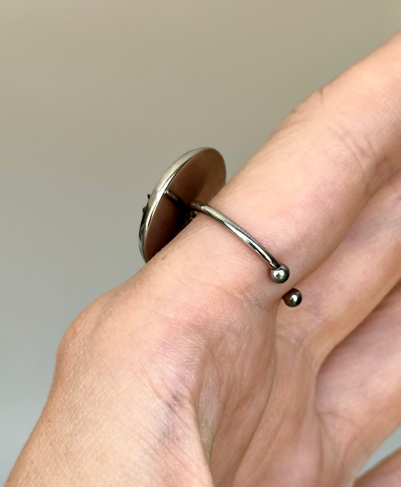 Anillo de acero inoxidable con motivos marinos