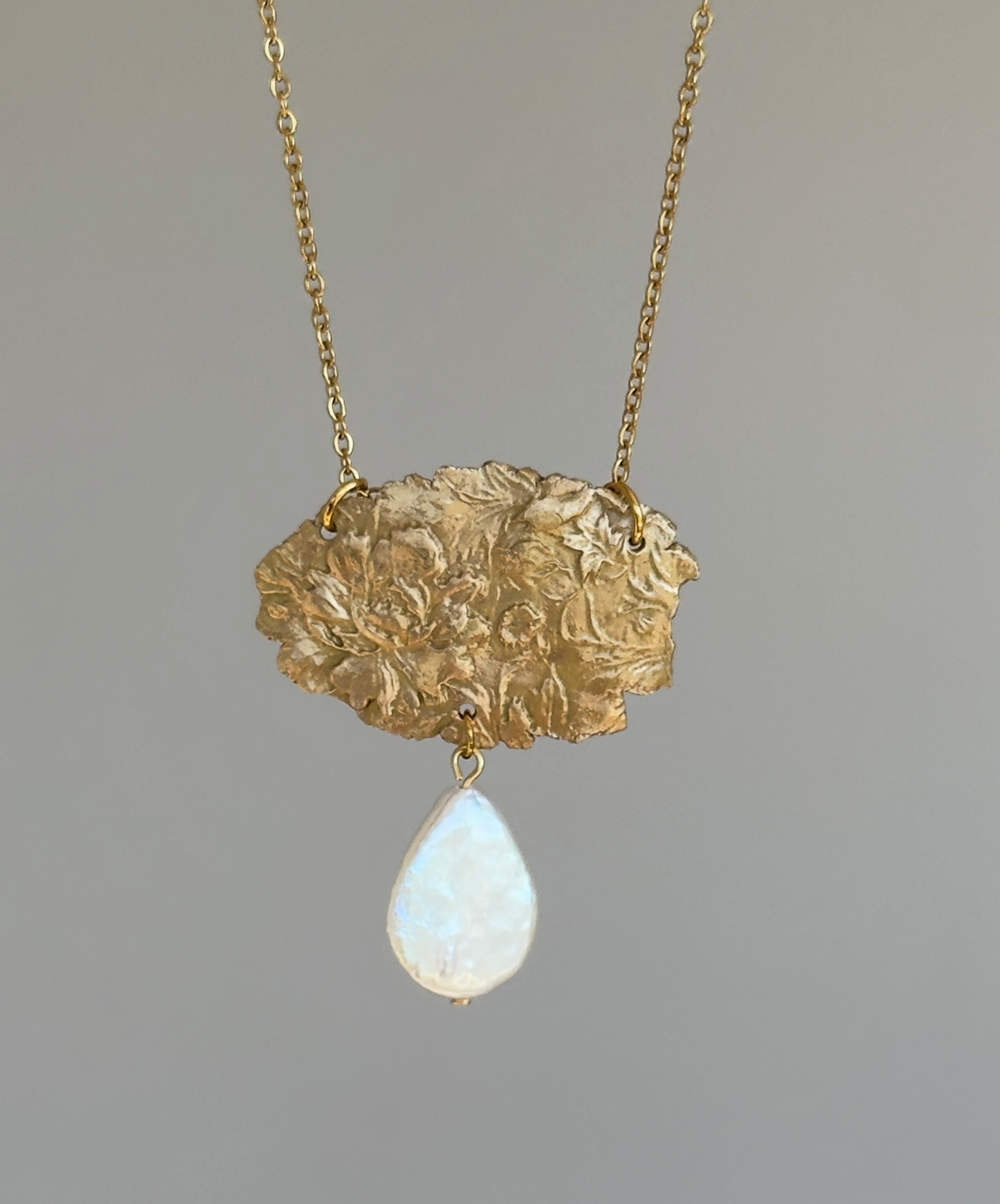 Colgante de bronce de estilo vintage con una perla barroca
