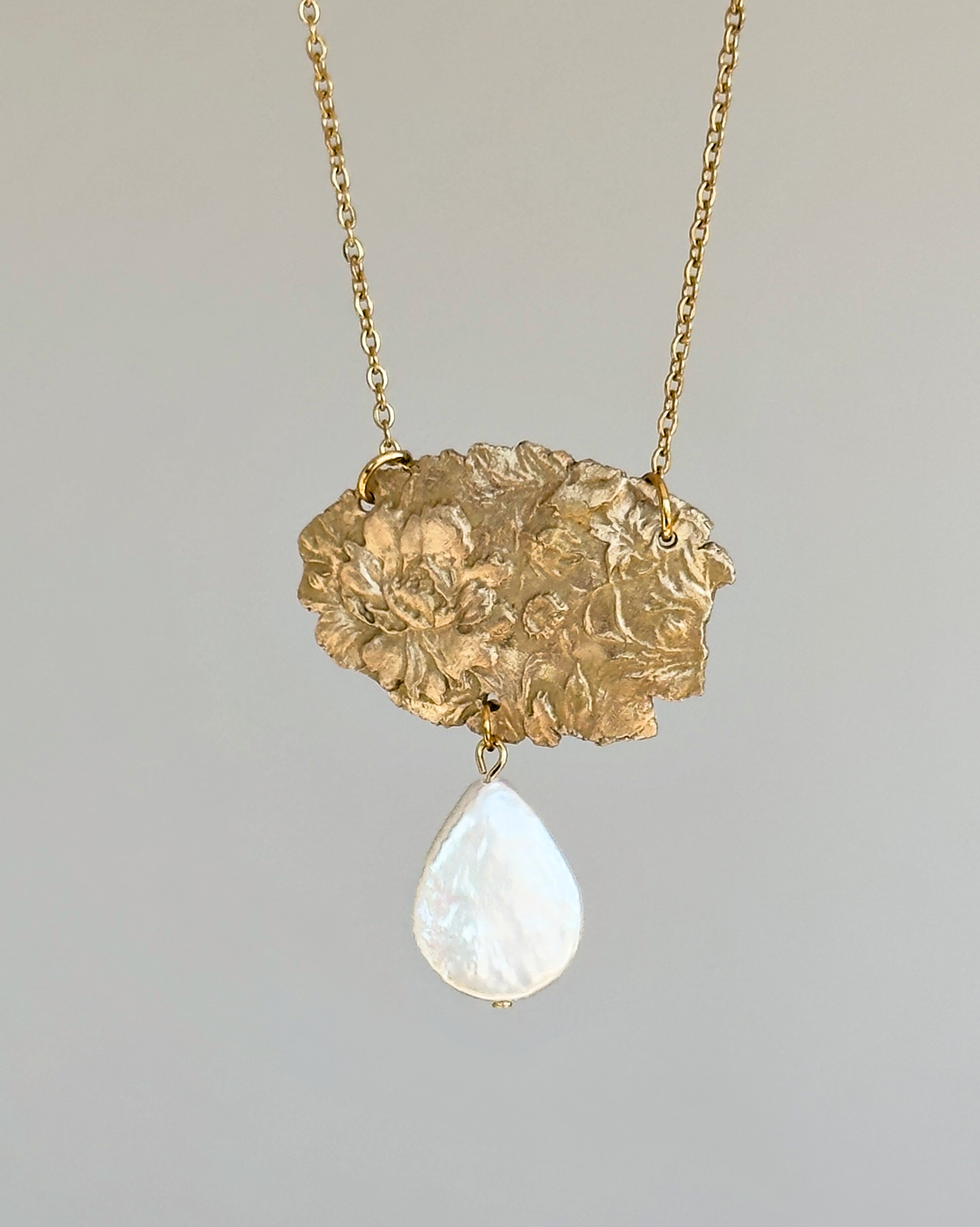 Colgante de bronce de estilo vintage con una perla barroca