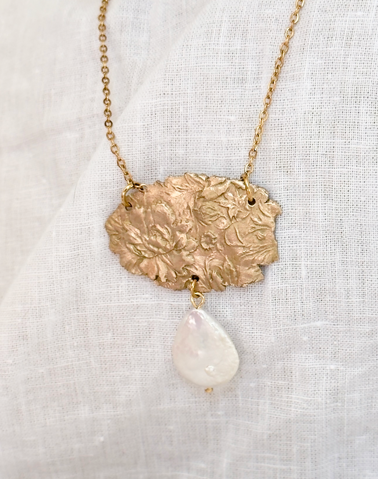 Colgante de bronce de estilo vintage con una perla barroca