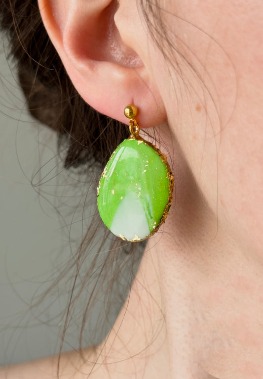 Todos los pendientes abstractos de arcilla polimérica y acero inoxidable