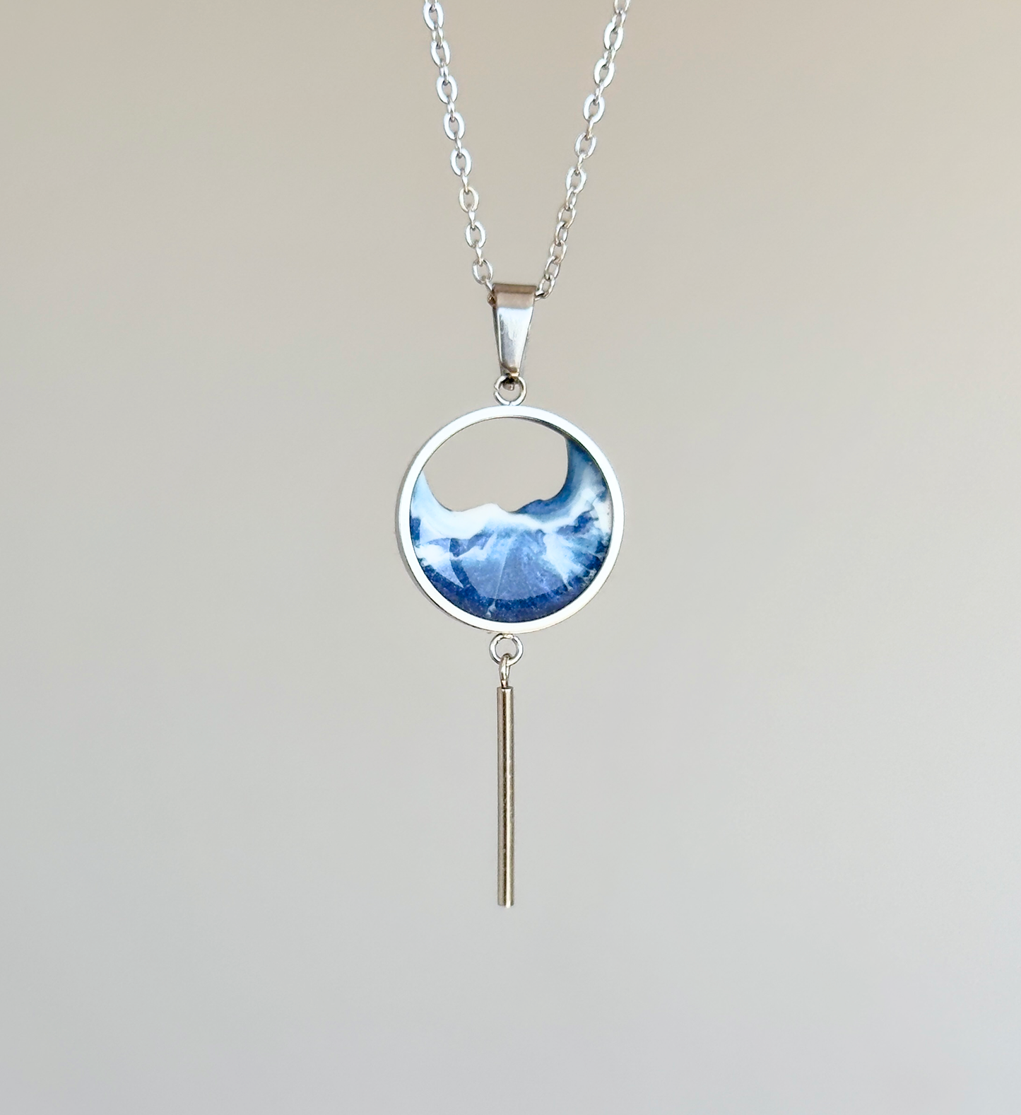 Colgante de acero inoxidable con olas