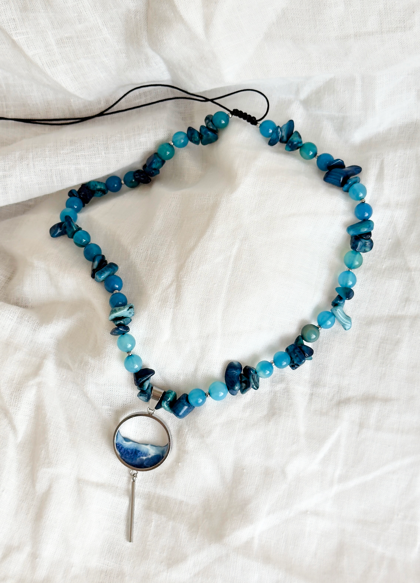 Collar de piedras con el mar
