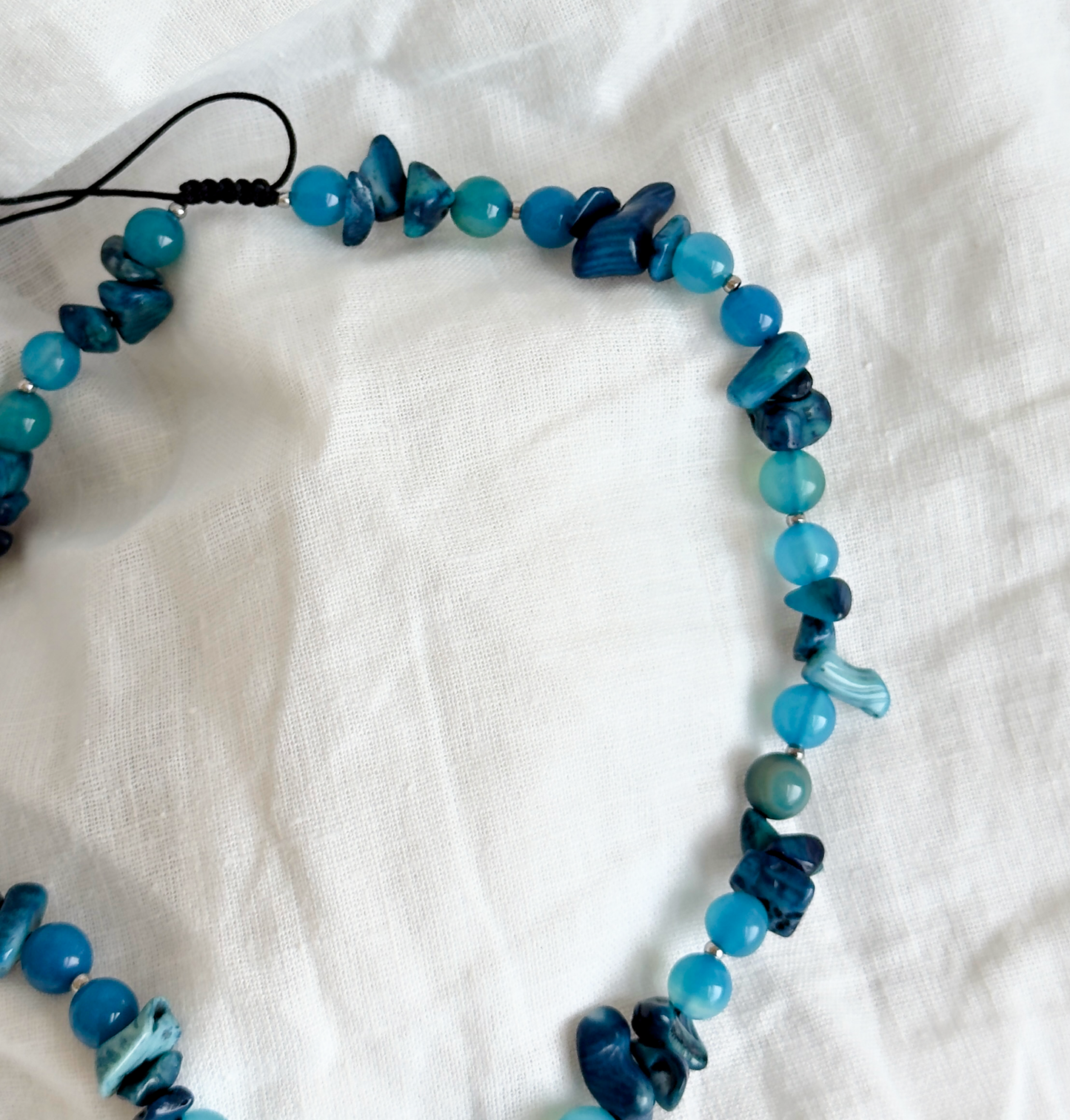 Collar de piedras con el mar