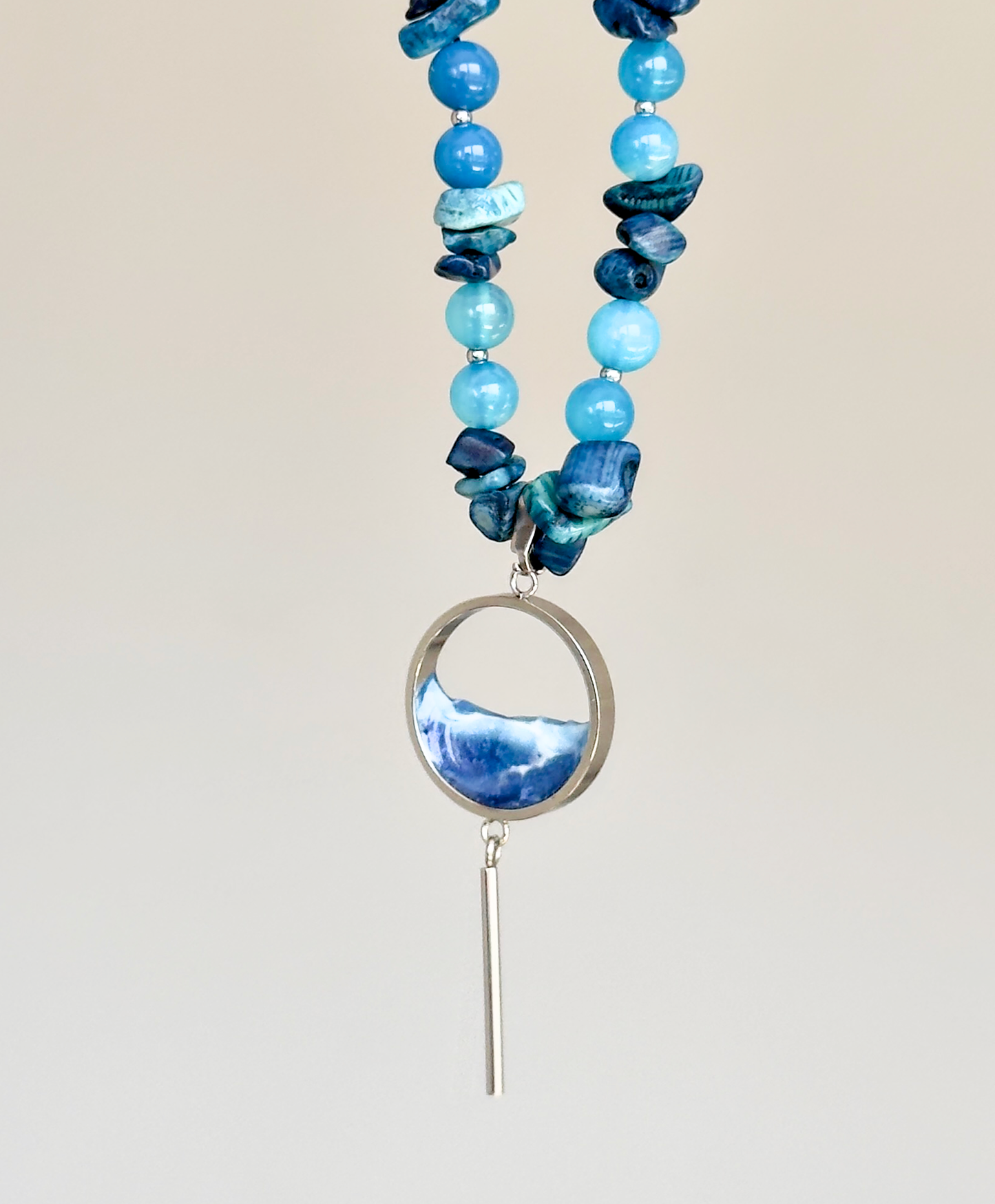 Collar de piedras con el mar