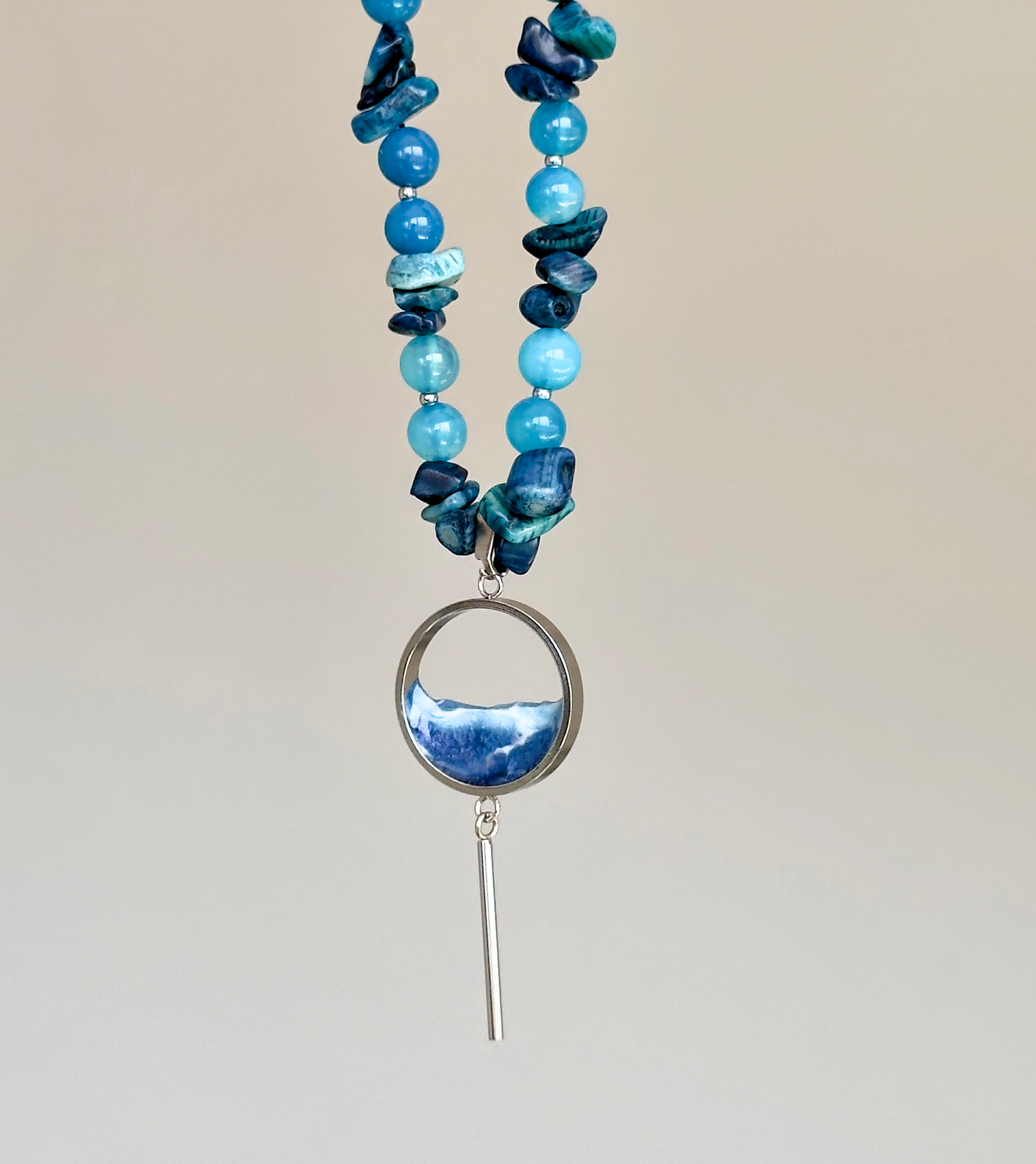 Collar de piedras con el mar