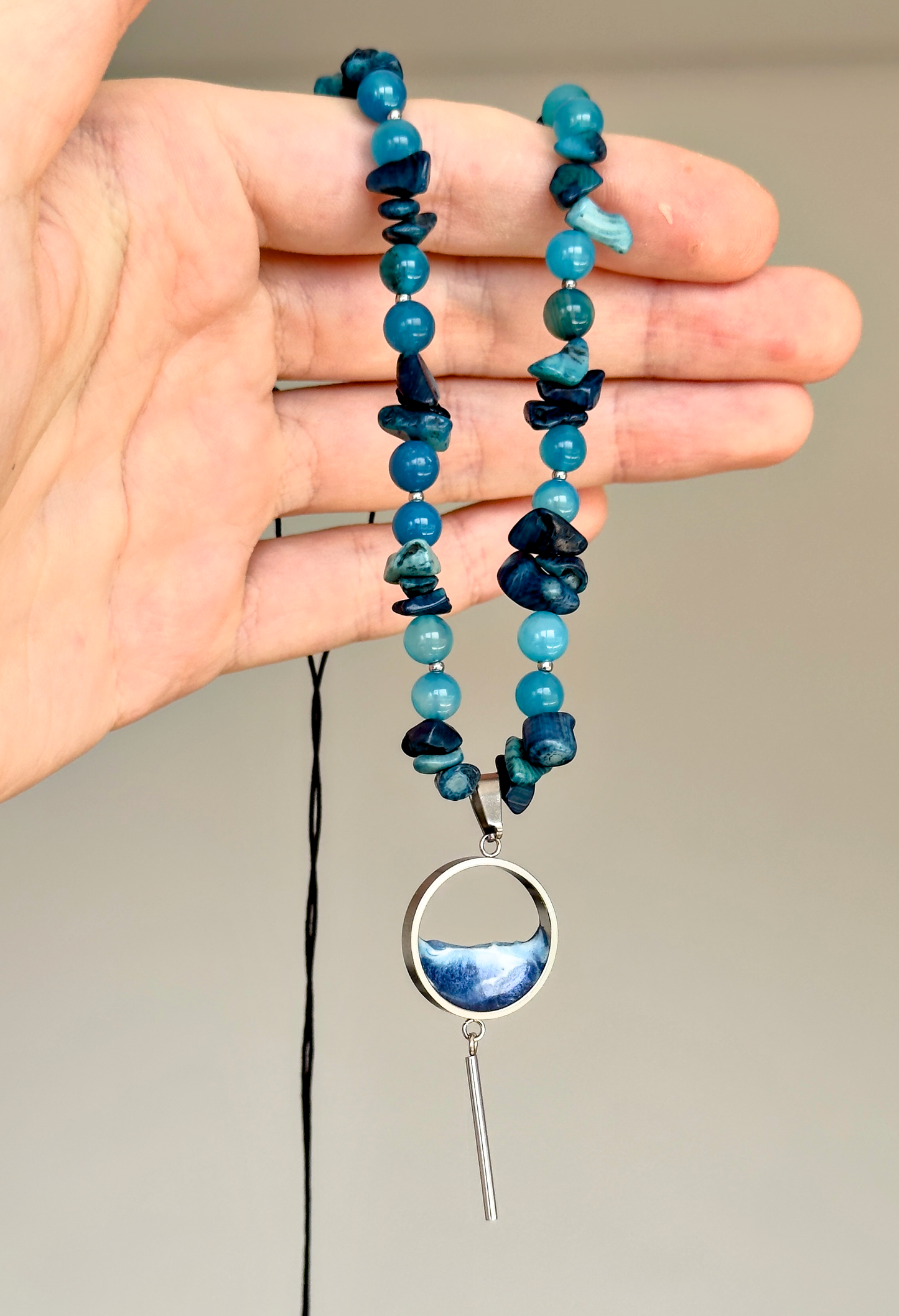 Collar de piedras con el mar