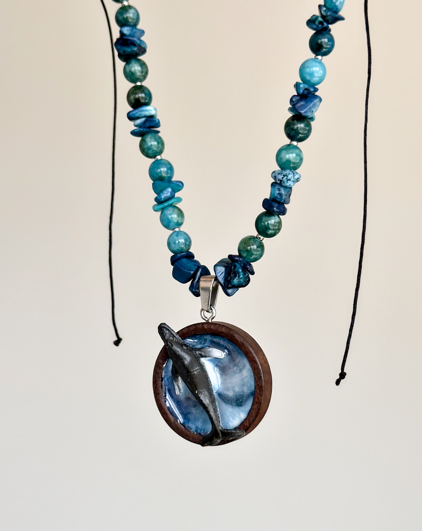 Collar de piedras con un colgante de madera