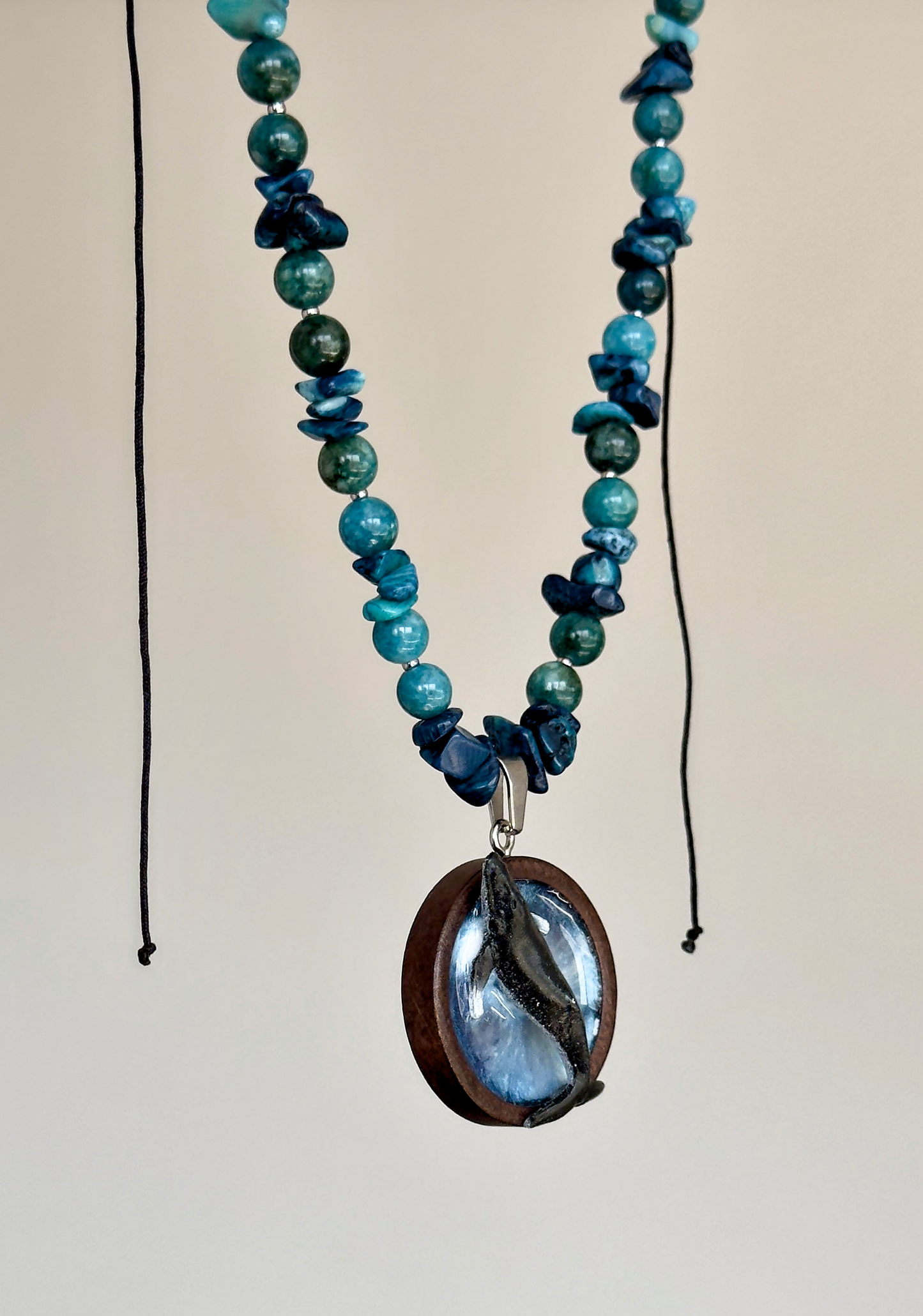 Collar de piedras con un colgante de madera