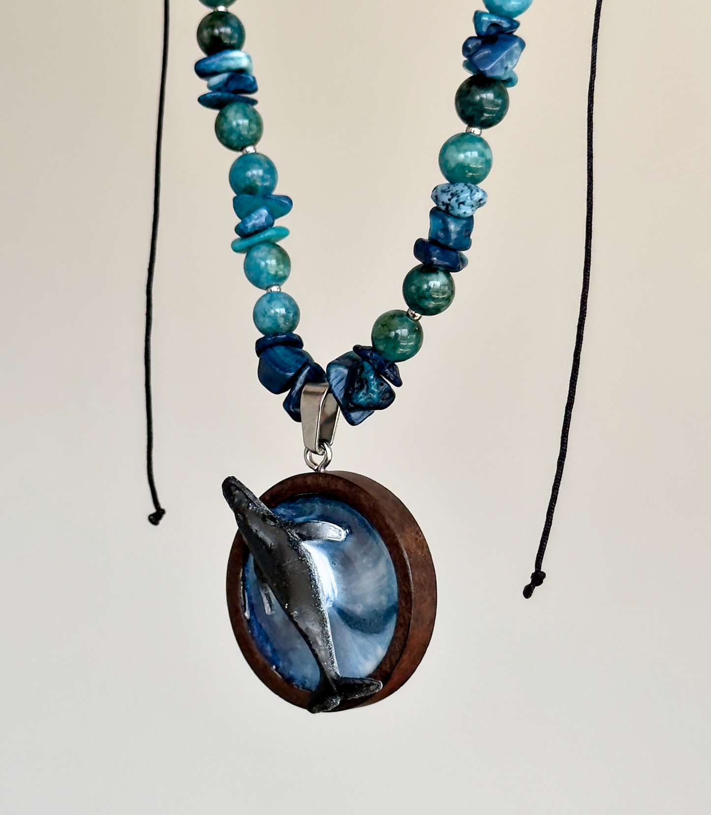 Collar de piedras con un colgante de madera
