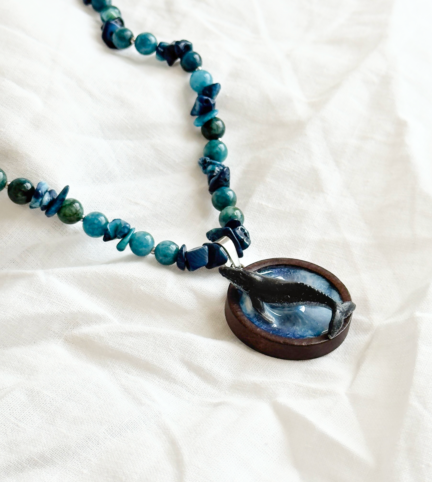 Collar de piedras con un colgante de madera