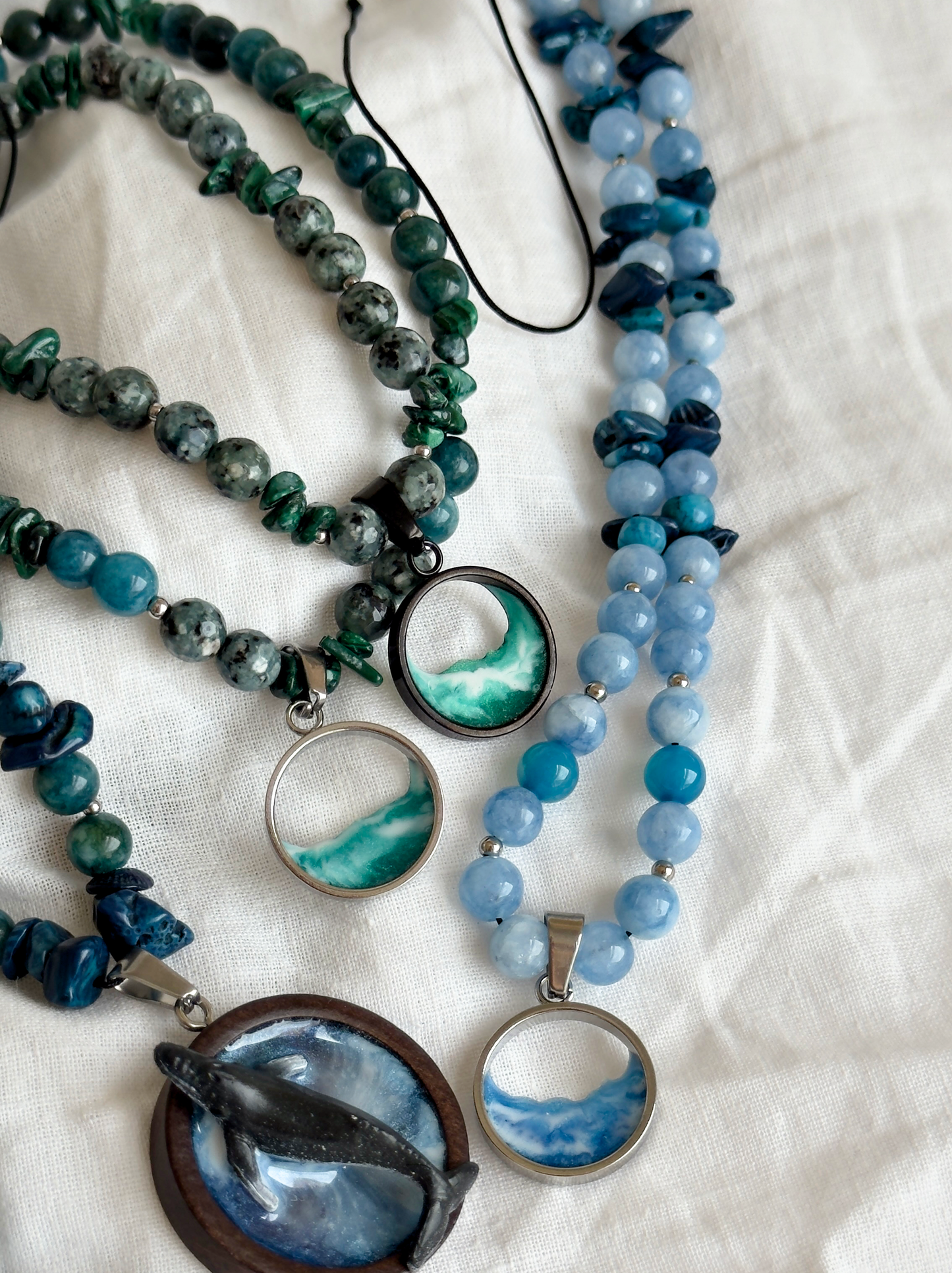 Collar de piedras con el mar