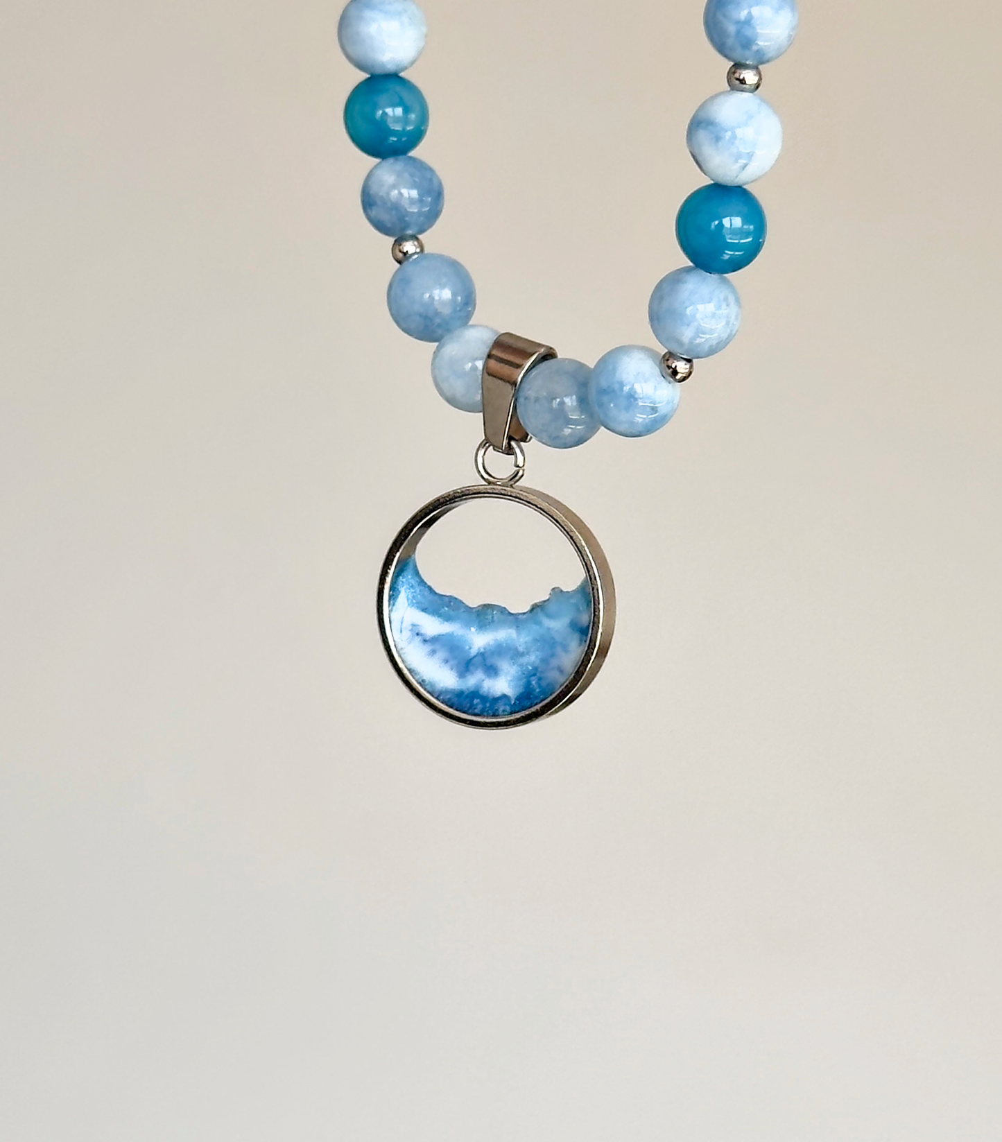 Collar de piedras con el mar