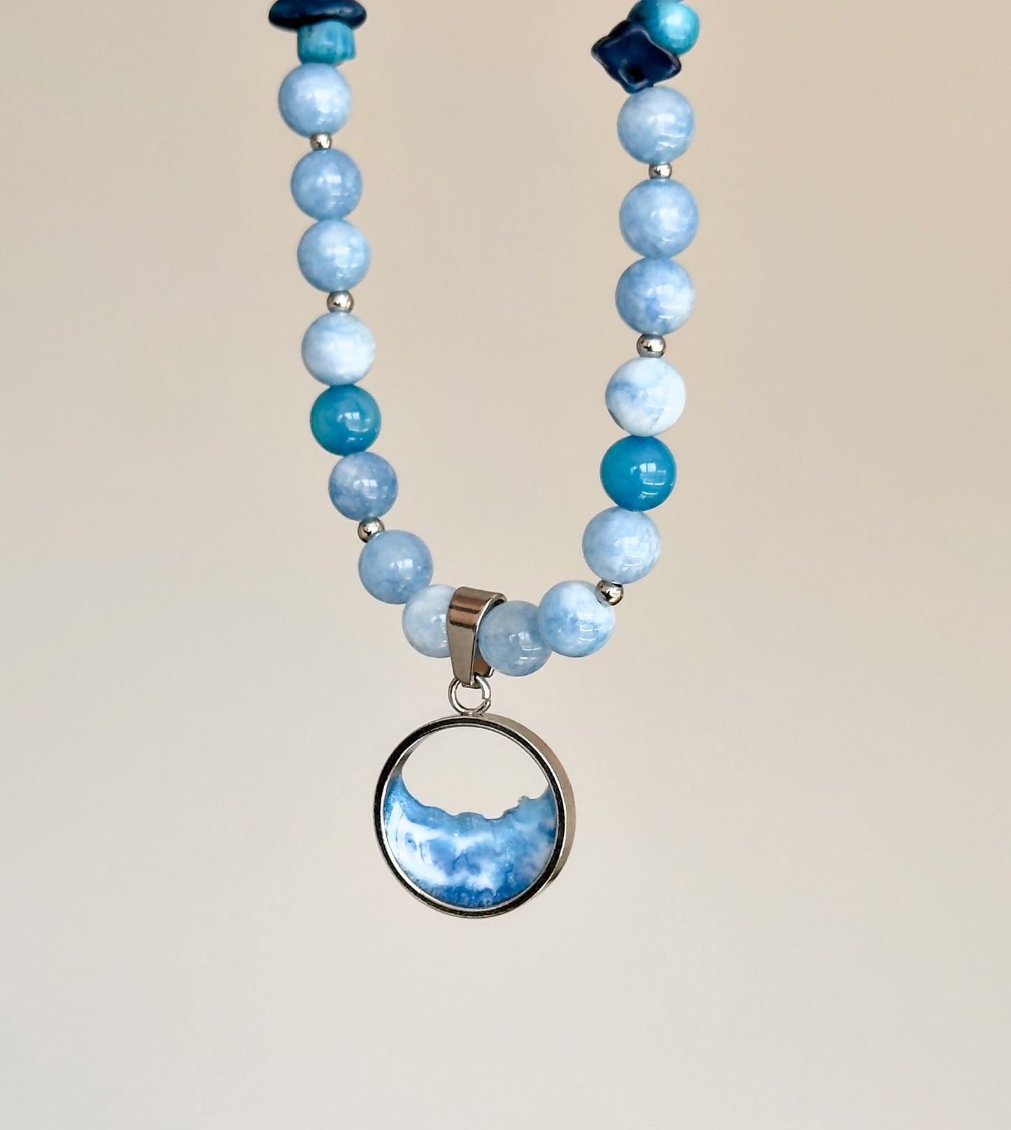 Collar de piedras con el mar