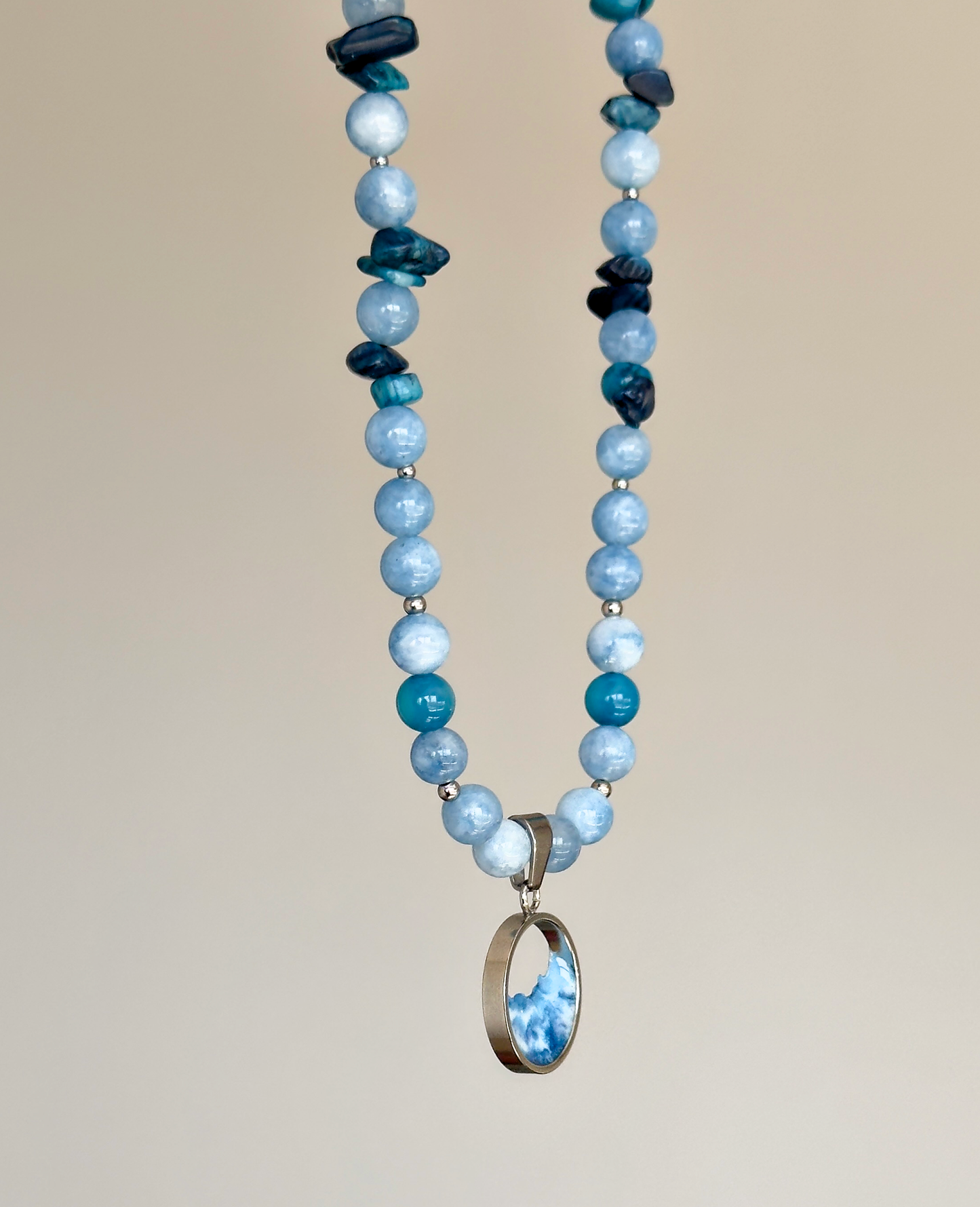 Collar de piedras con el mar