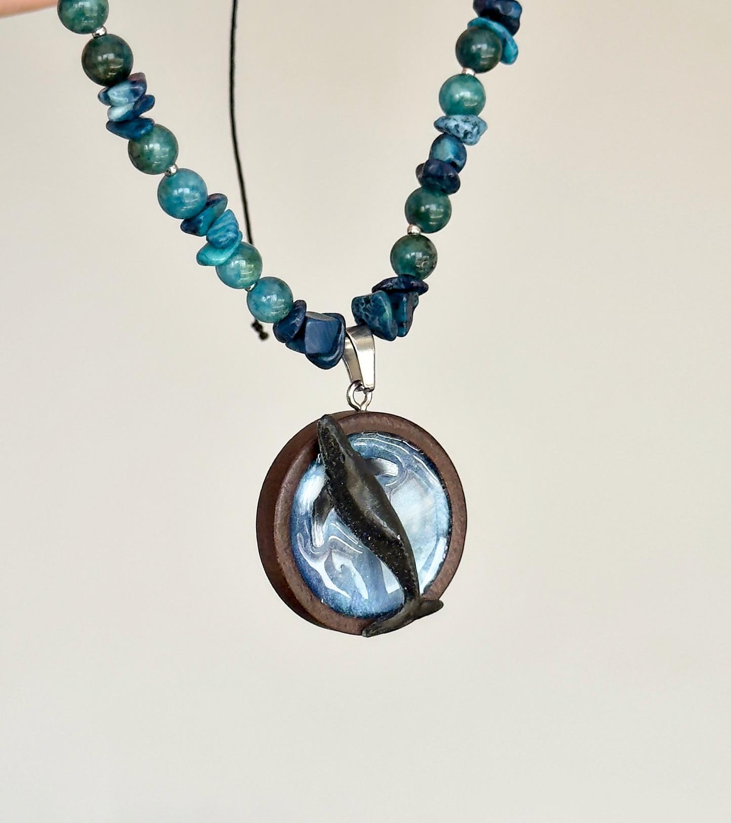Collar de piedras con un colgante de madera