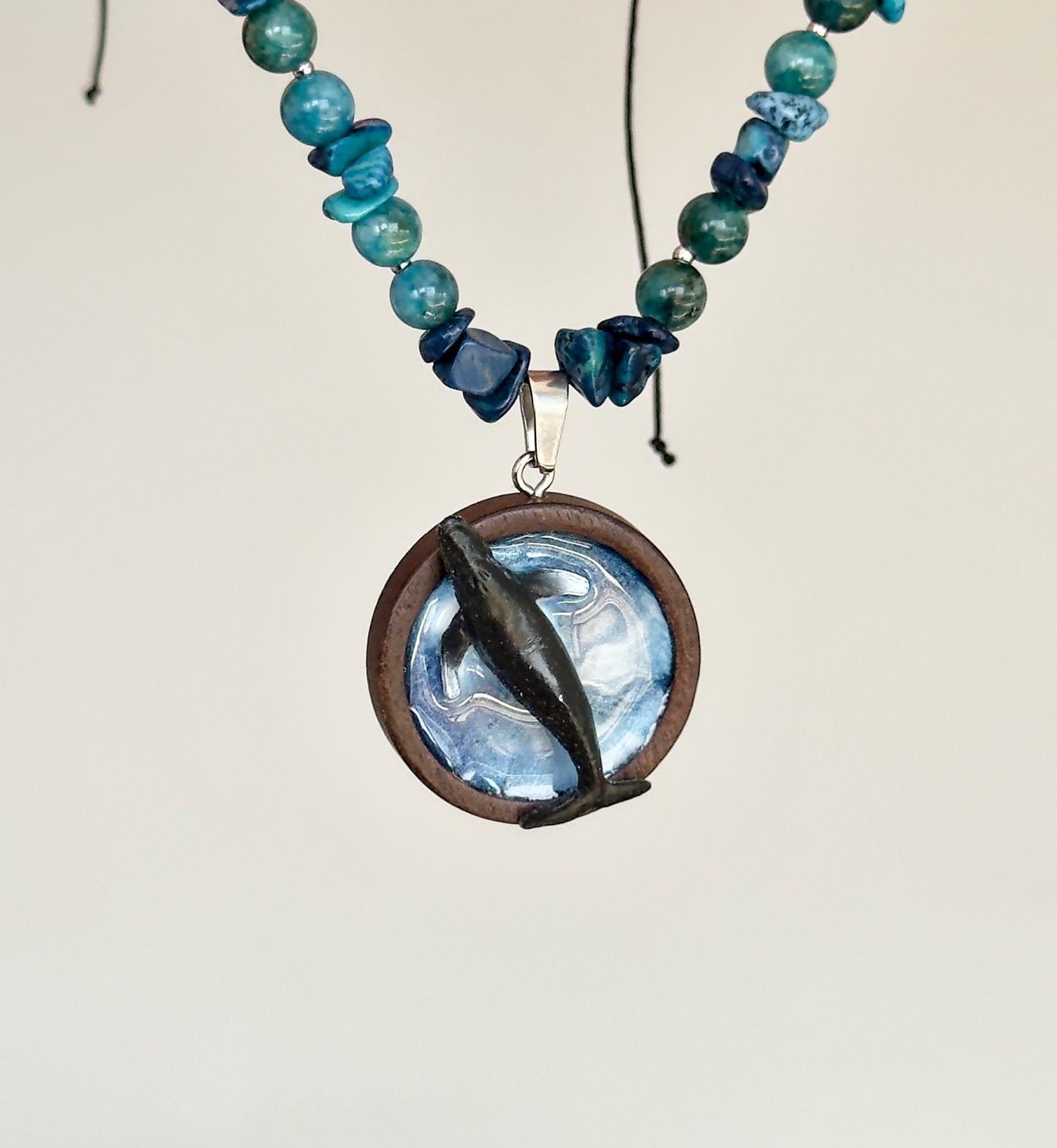 Collar de piedras con un colgante de madera