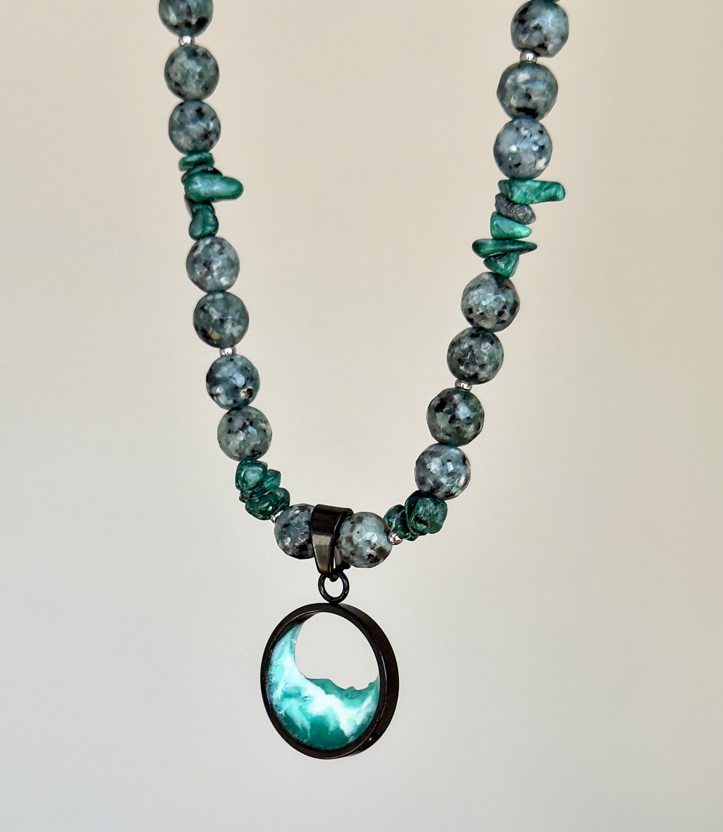 Collar de piedras con el mar