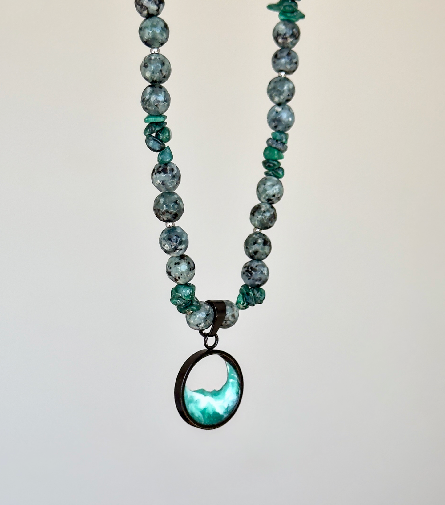 Collar de piedras con el mar