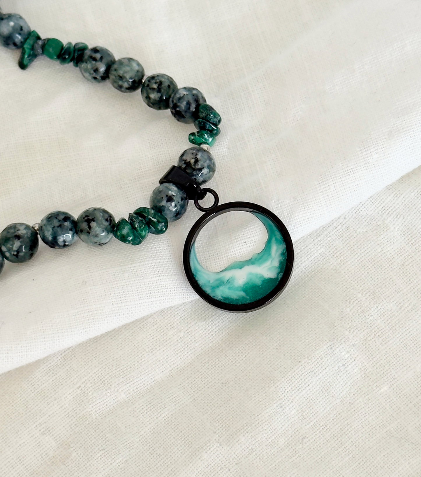 Collar de piedras con el mar