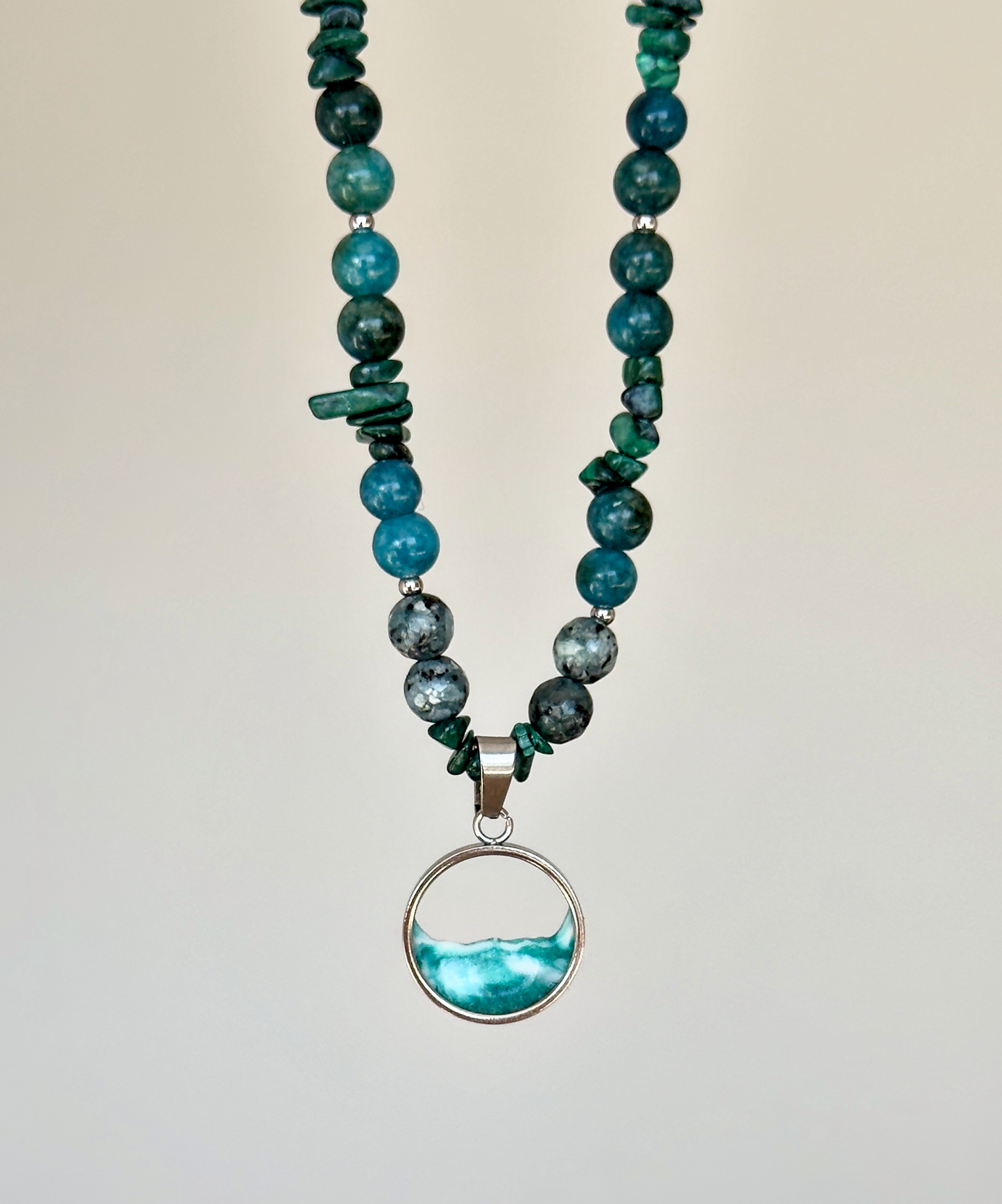 Collar de piedras con el mar