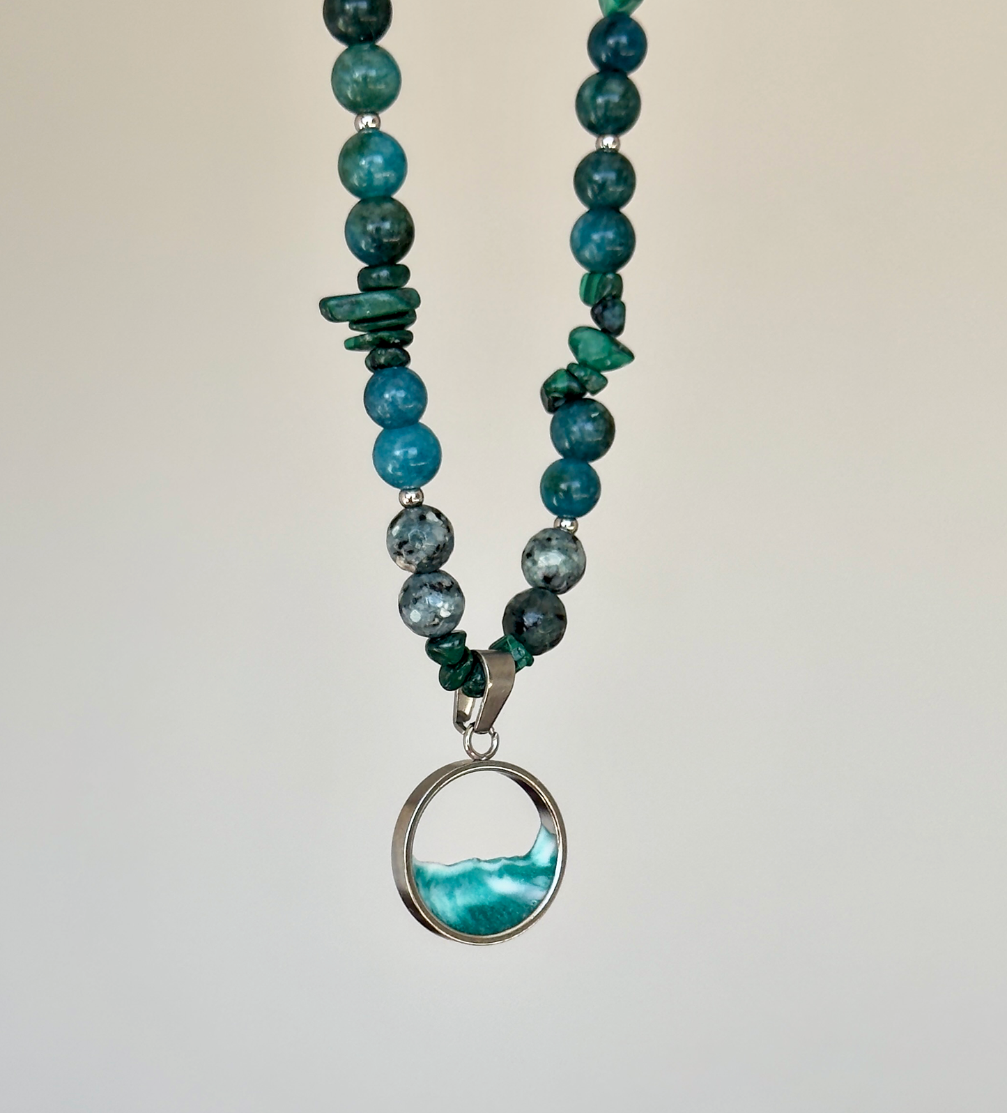 Collar de piedras con el mar