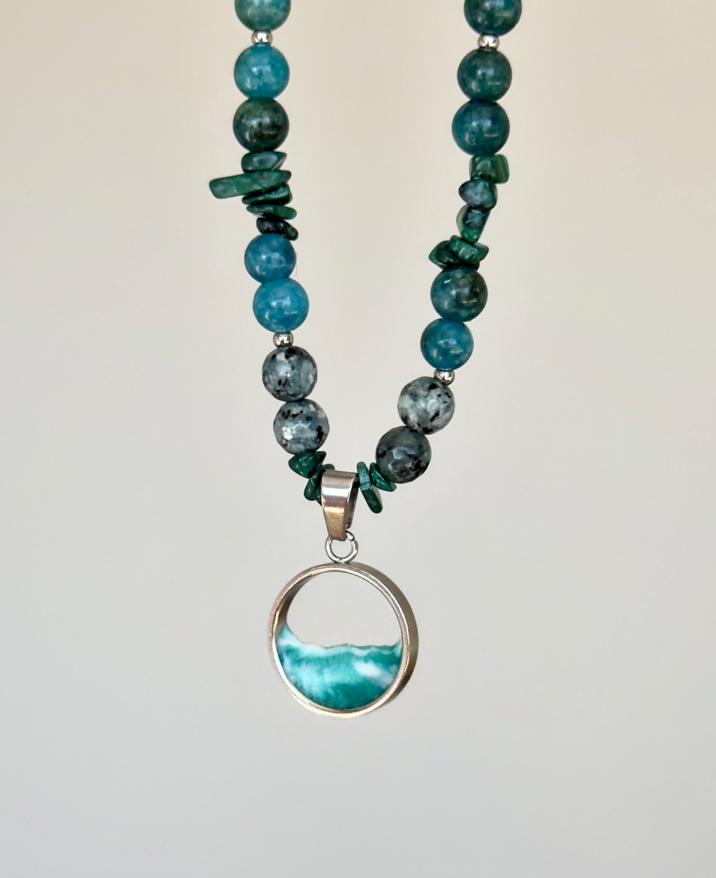 Collar de piedras con el mar